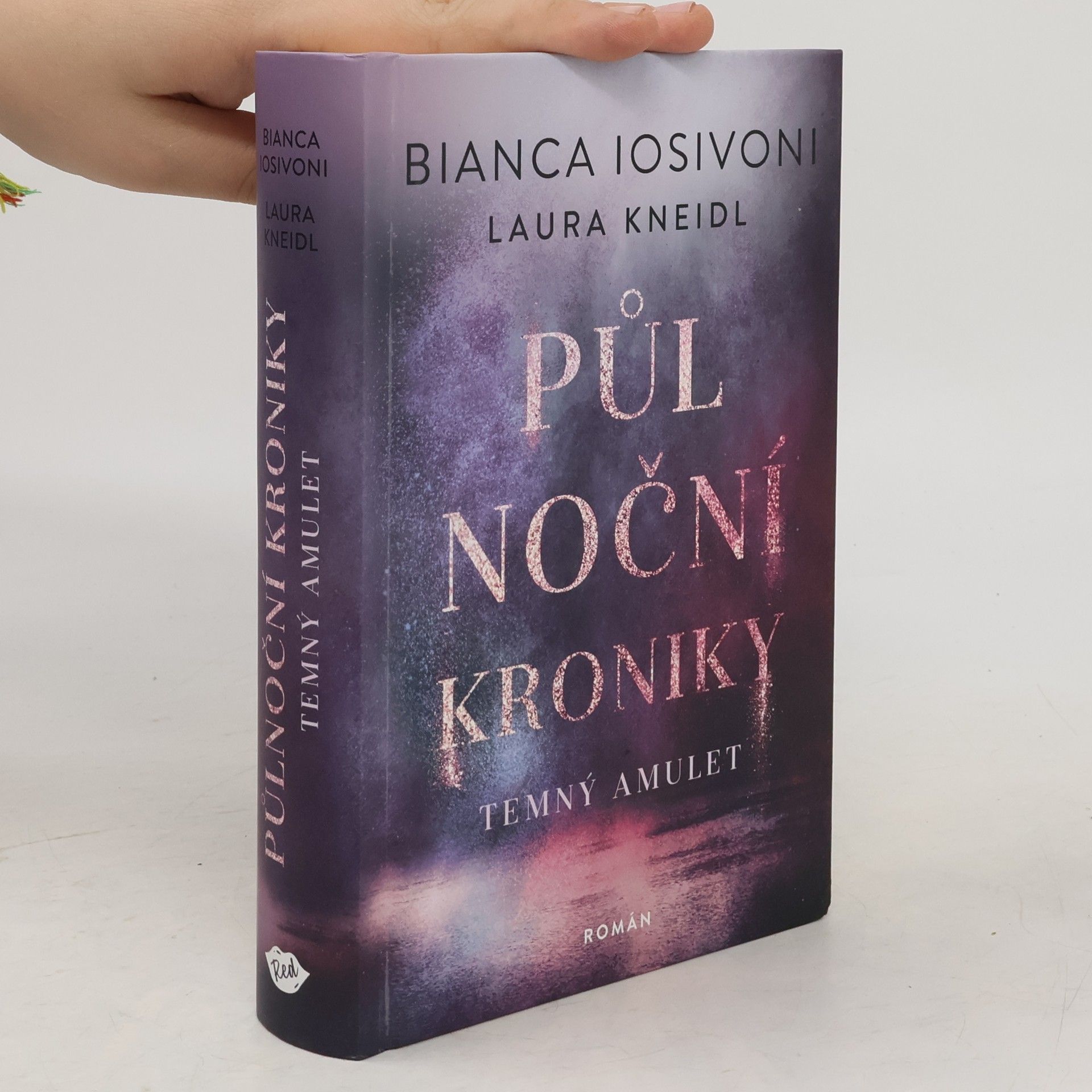 Bianca Iosivoni Půlnoční kroniky: Temný amulet.