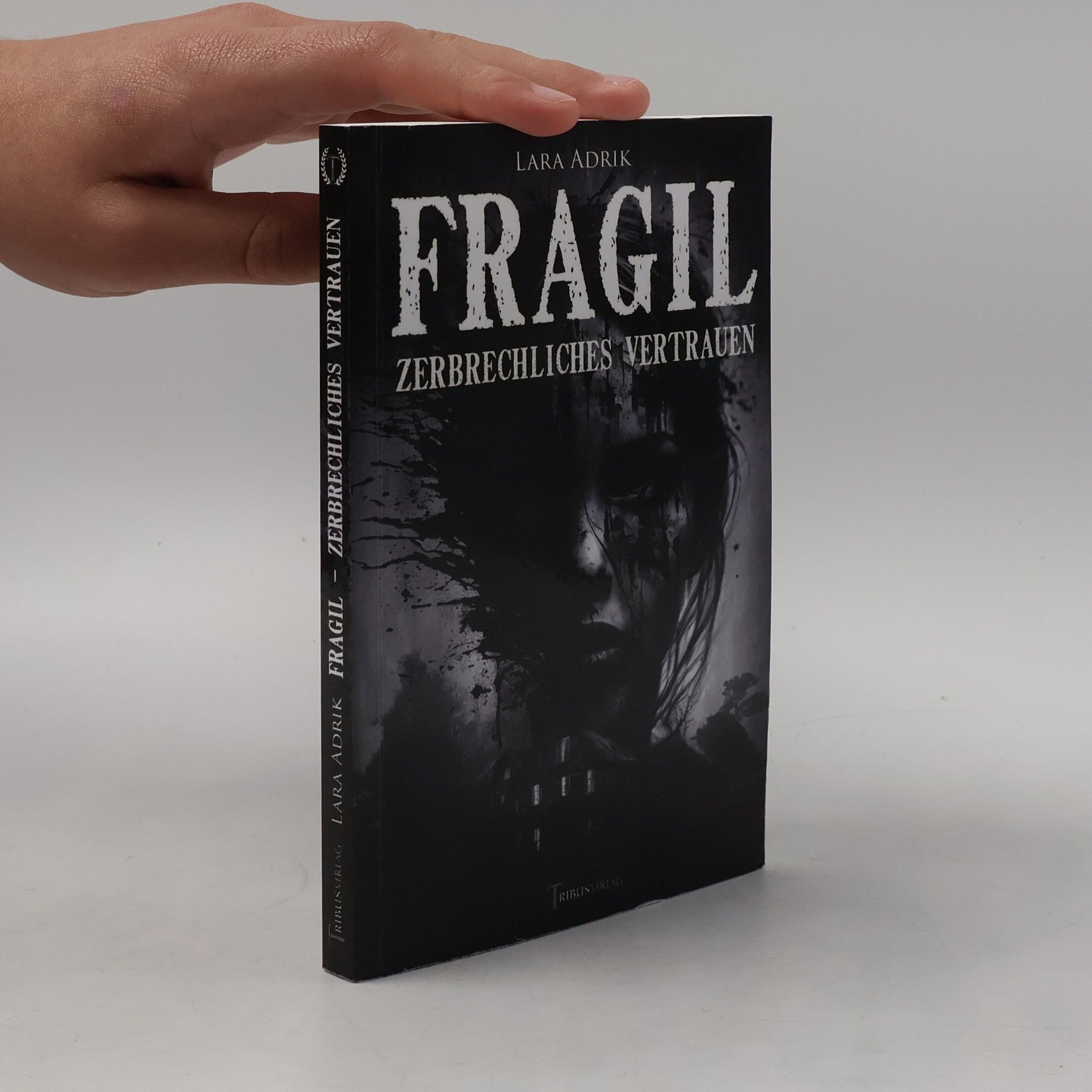 Lara Adrik Fragil. Zerbrechliches Vertrauen
