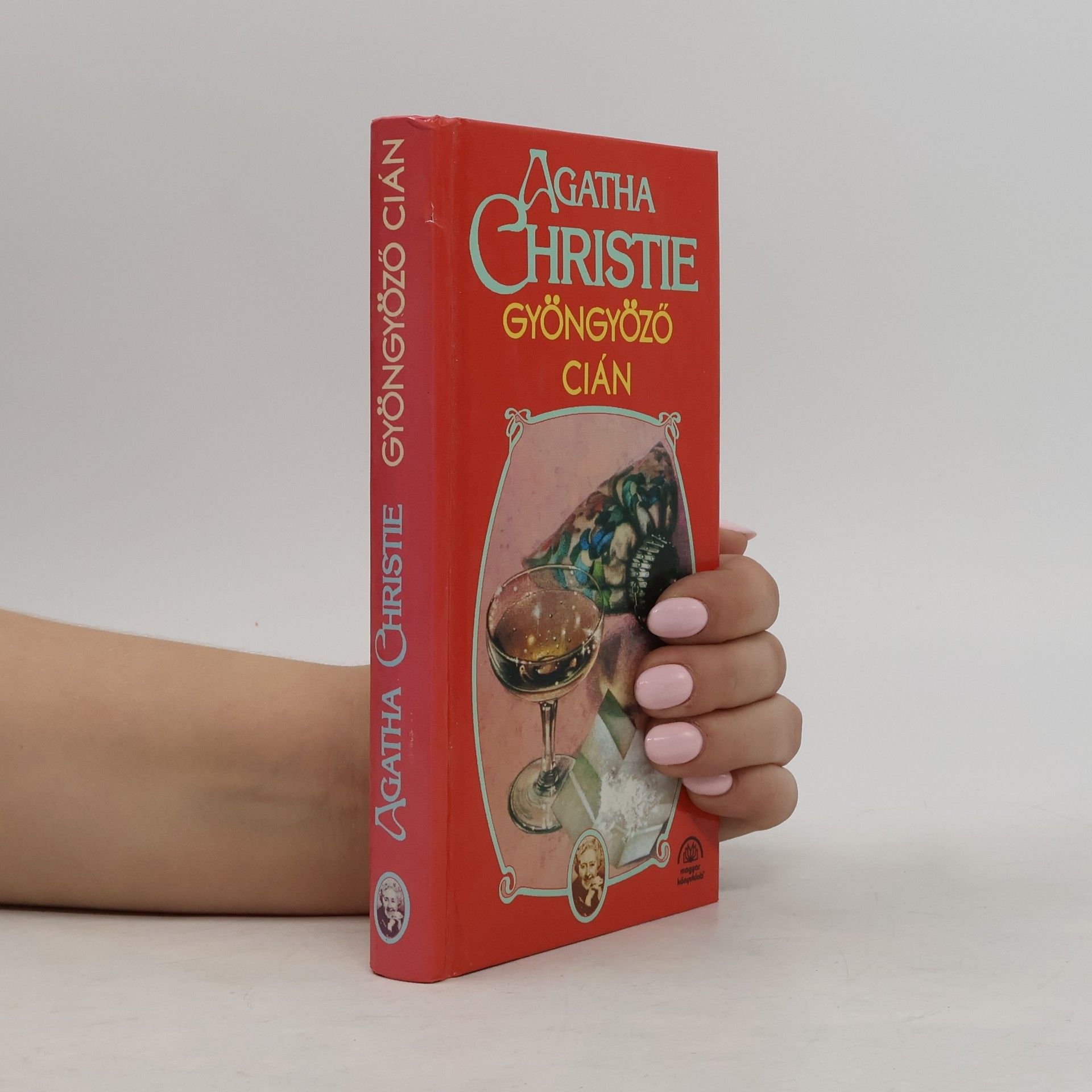 Agatha Christie Gyöngyöző cián