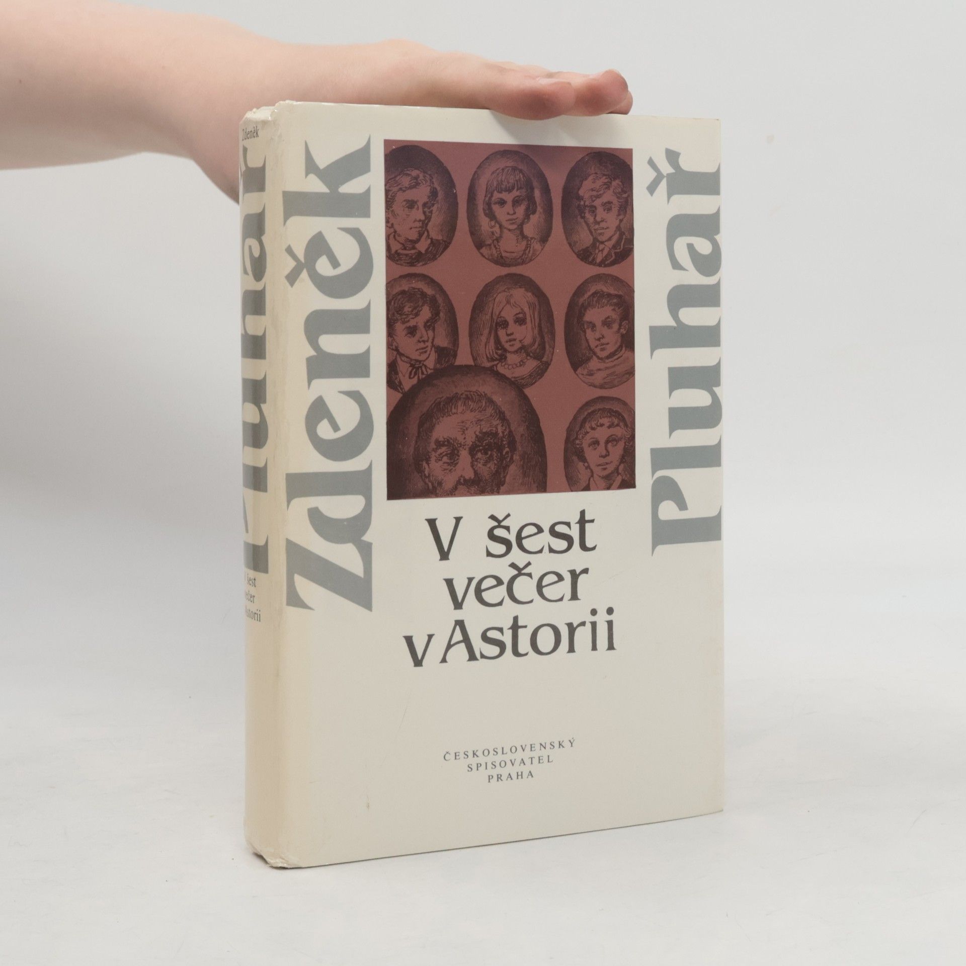V šest večer v Astorii