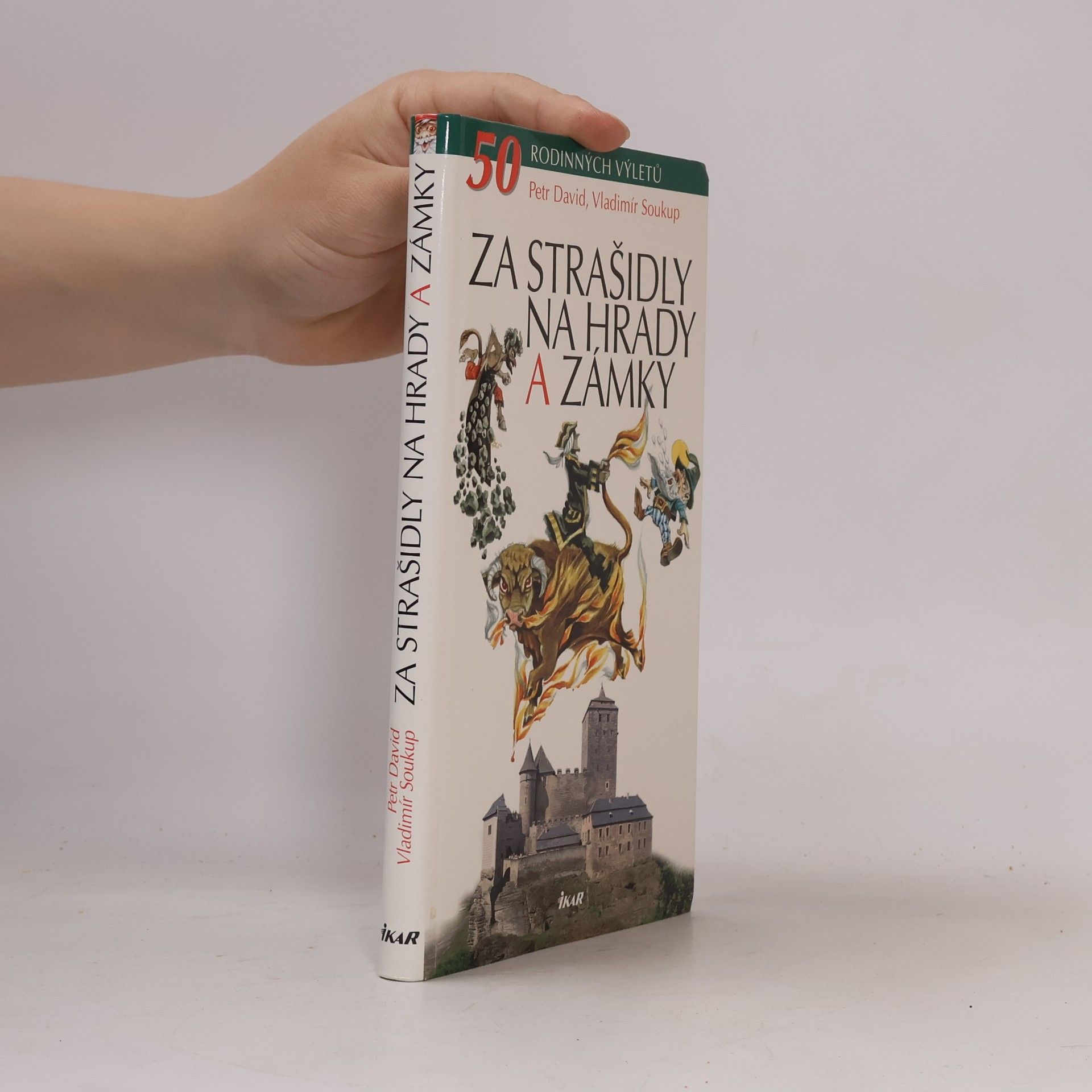 Petr David Za strašidly na hrady a zámky