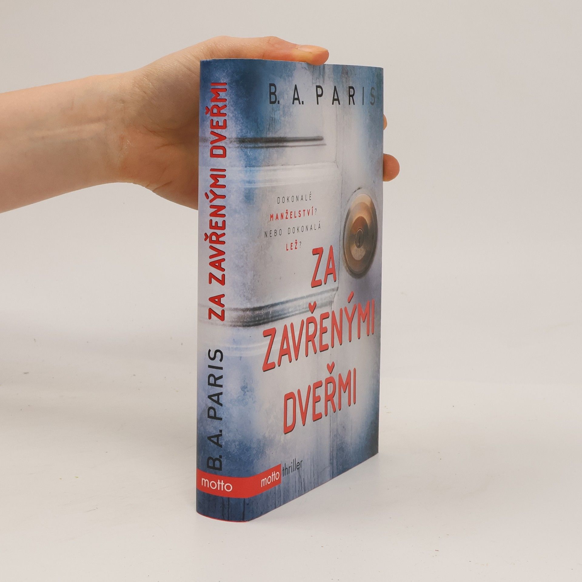 B.A. Paris Za zavřenými dveřmi