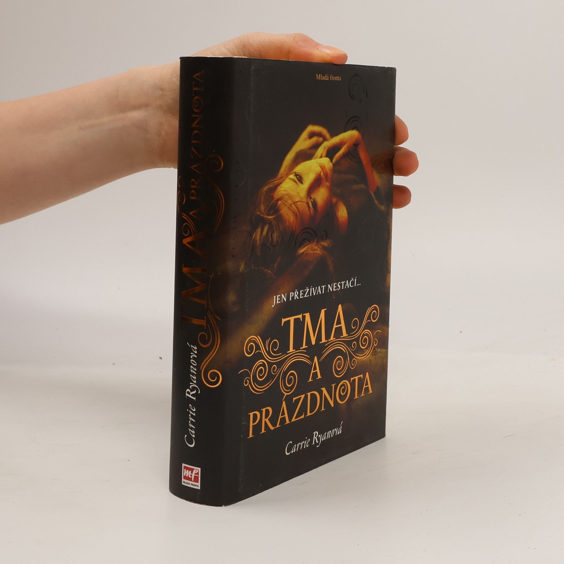 Carrie Ryan Tma a prázdnota : jen přežívat nestačí