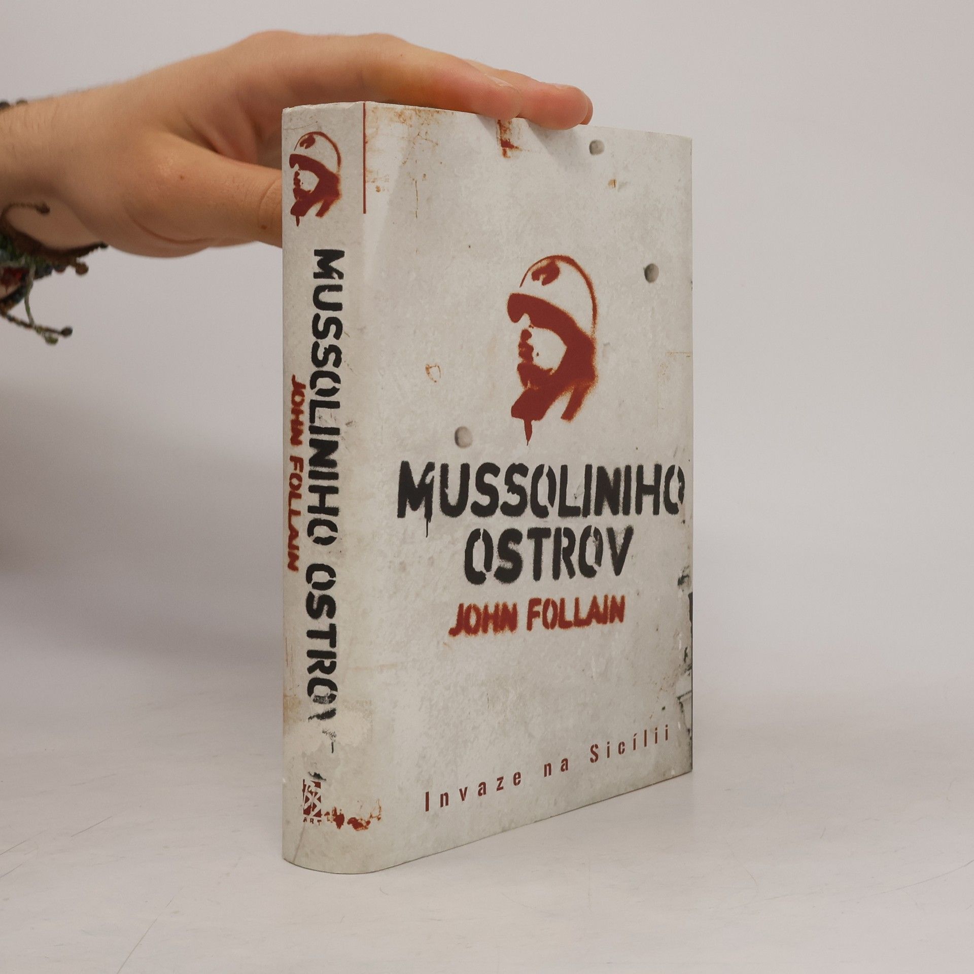 John Follain Mussoliniho ostrov : Invaze na Sicílii