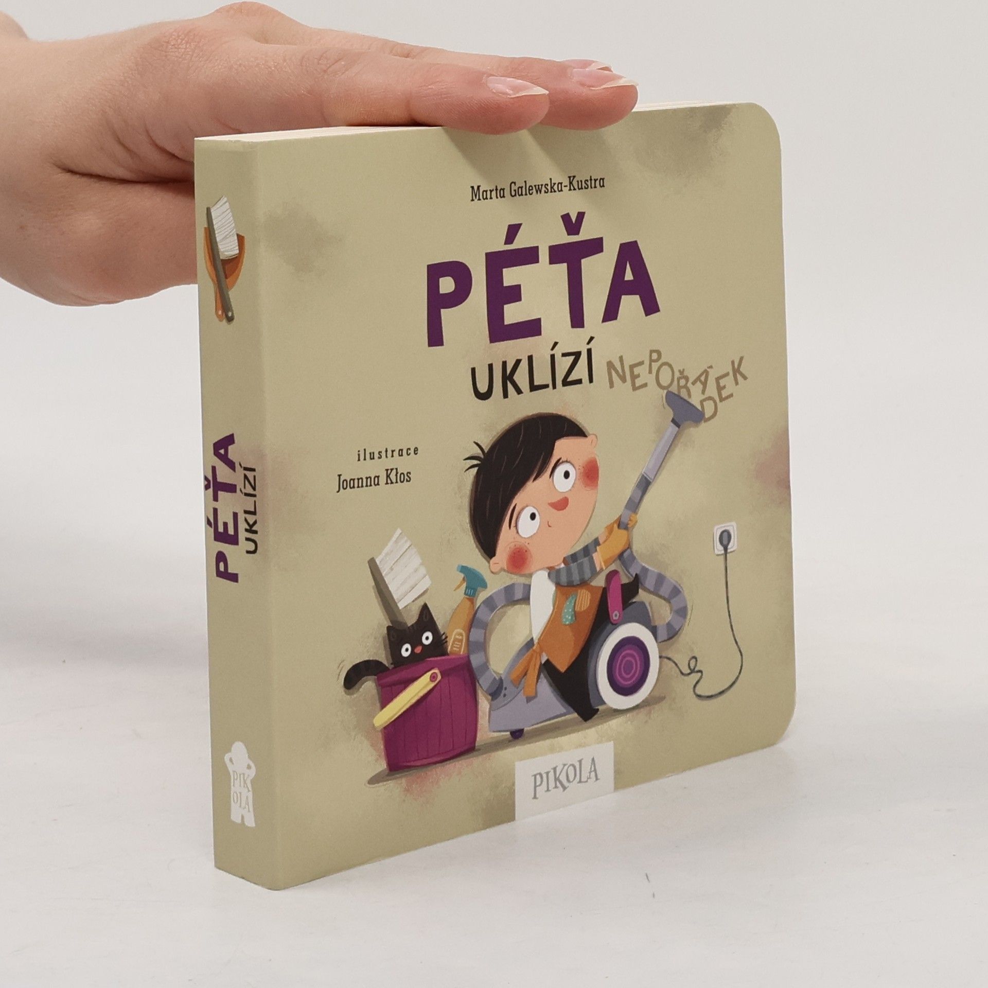 Péťa uklízí