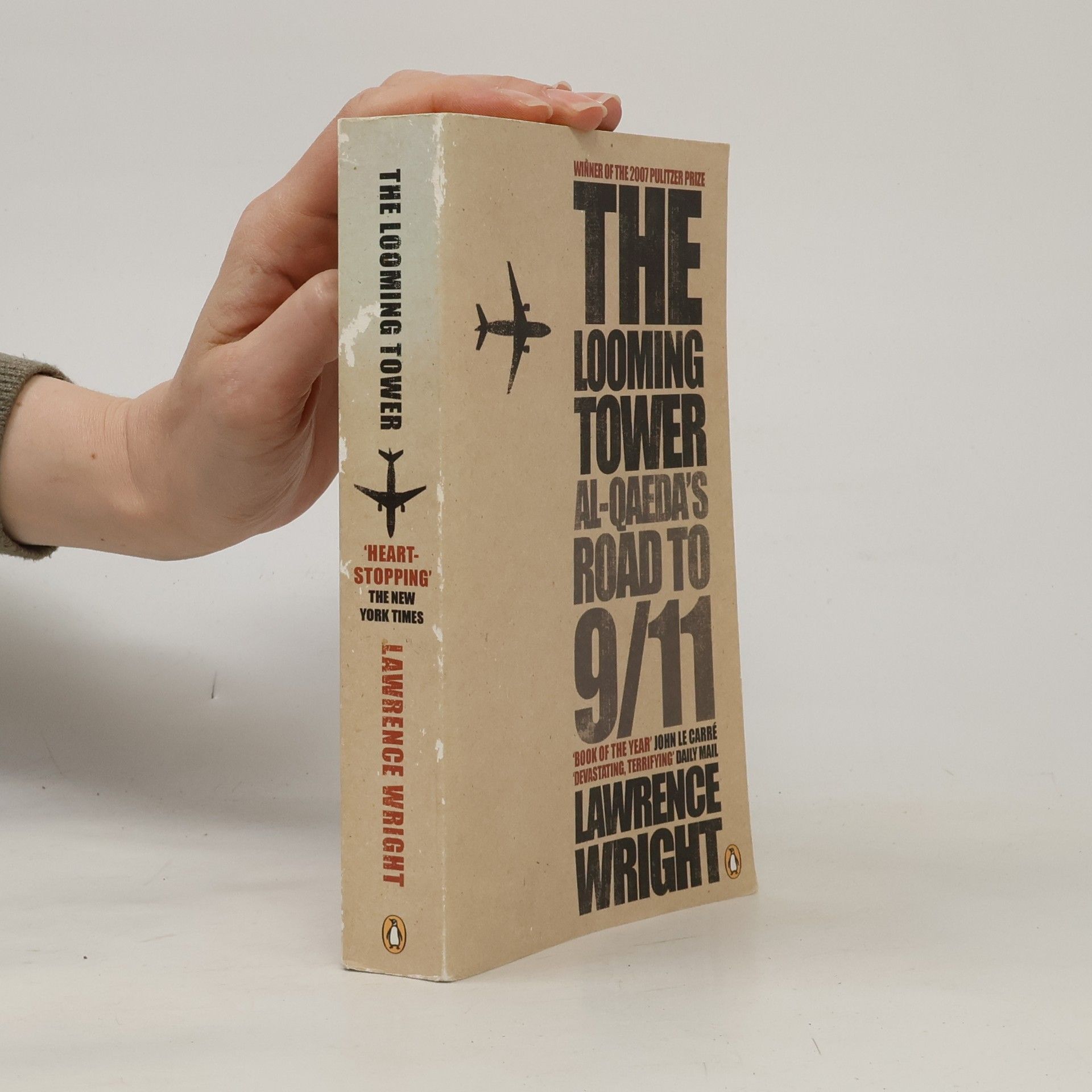 Lawrence Wright The looming tower : Al-Qaeda and the road to 9