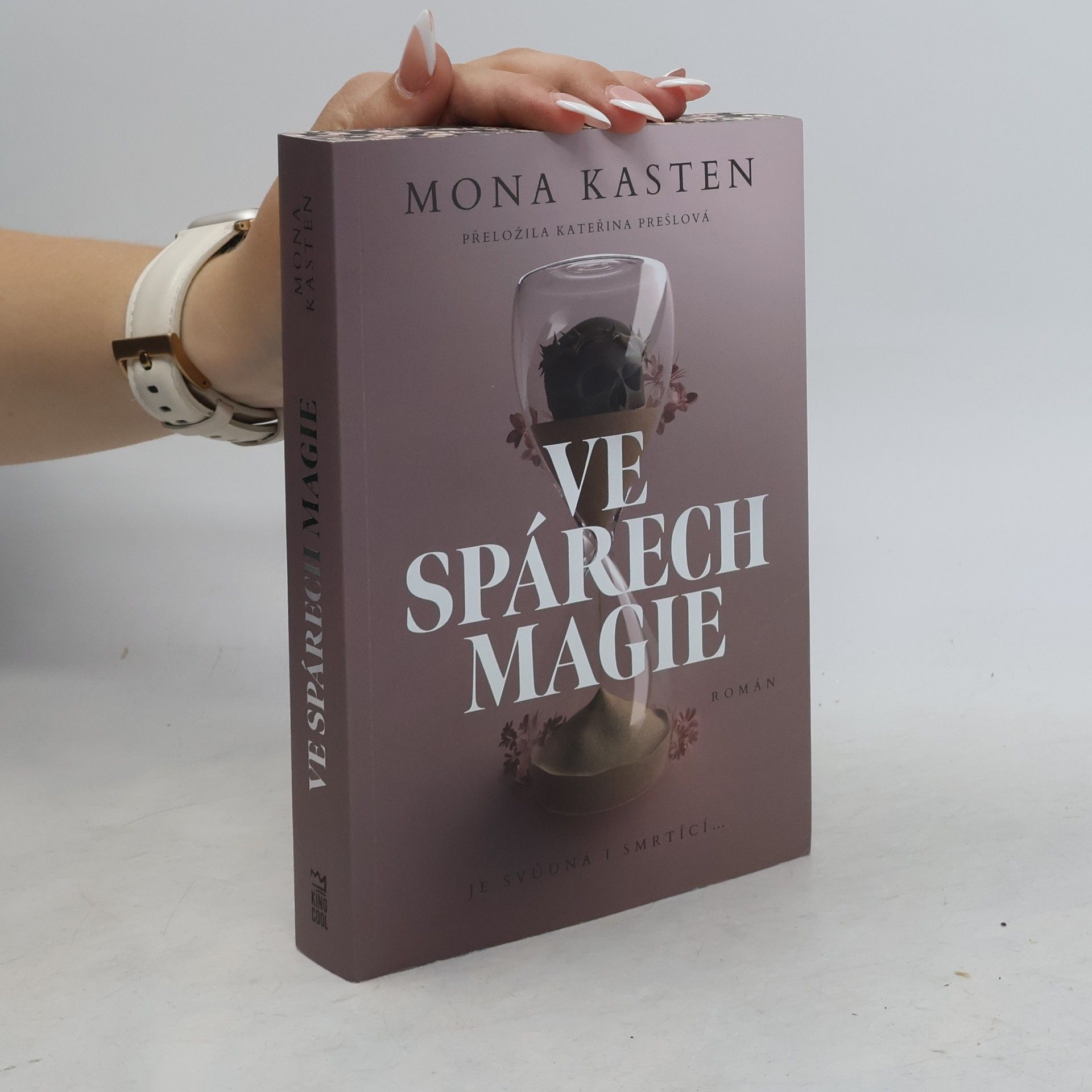 Mona Kasten Ve spárech magie