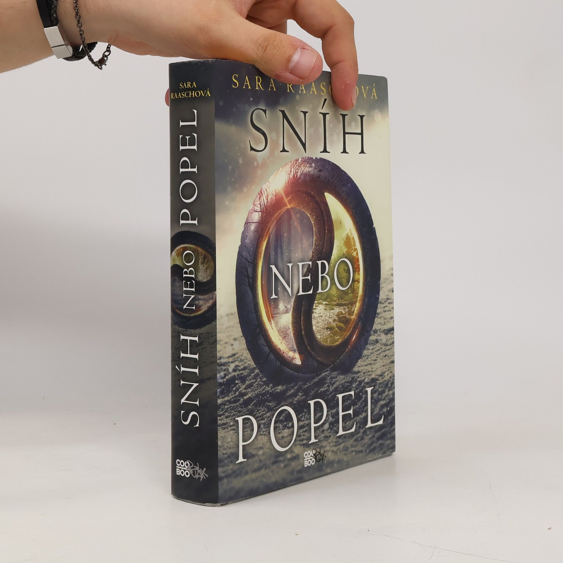 Sara Raash Sníh nebo popel