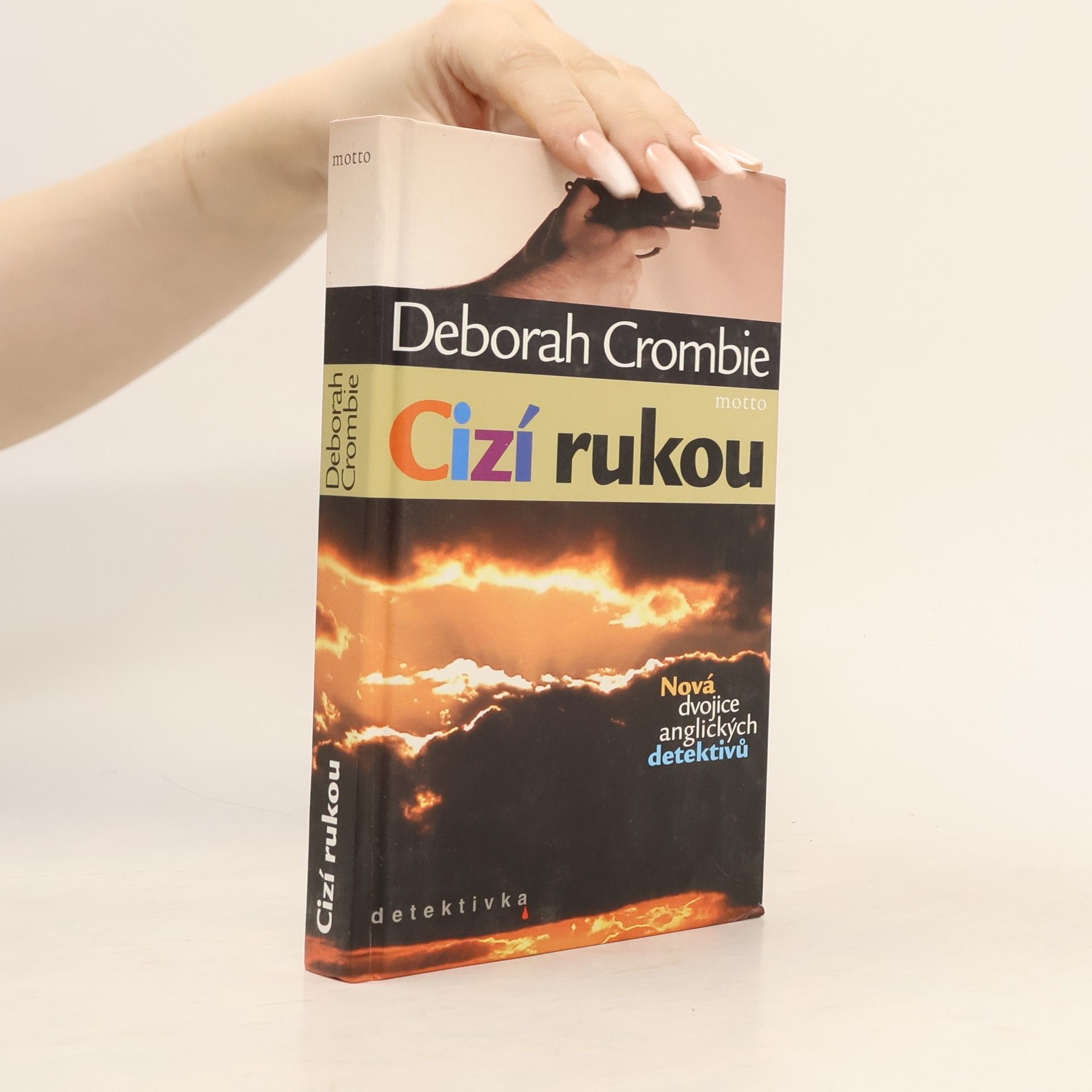 Crombie Deborah Cizí rukou
