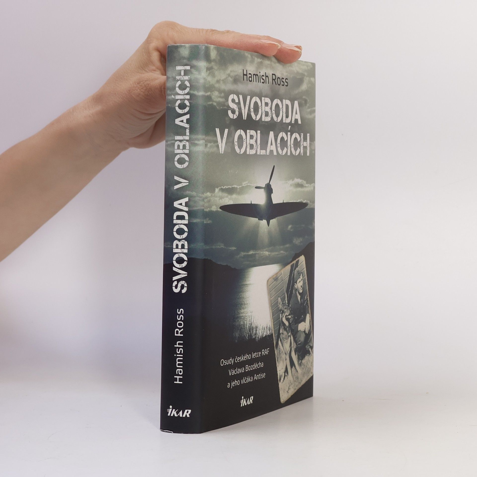 Hamish Ross Svoboda v oblacích - Osudy českého letce RAF Václava Bozděcha a jeho vlčáka Antise