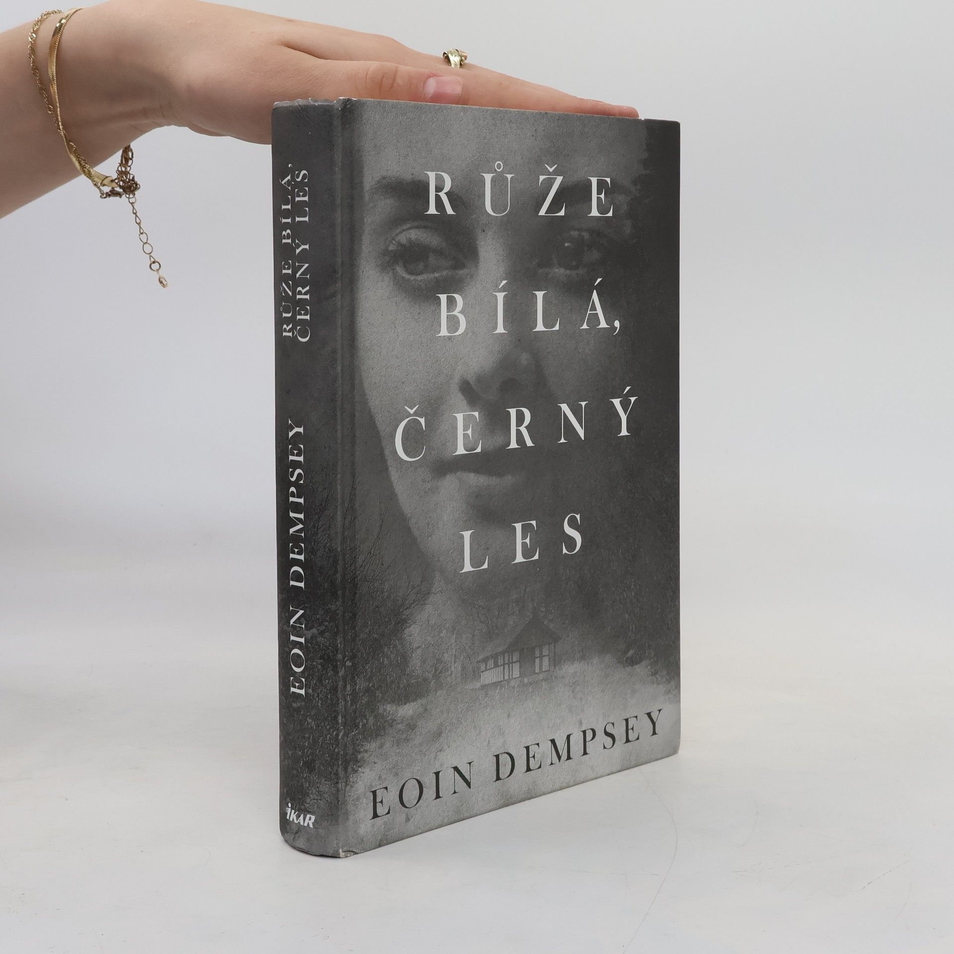 Eoin Dempsey Růže bílá, černý les