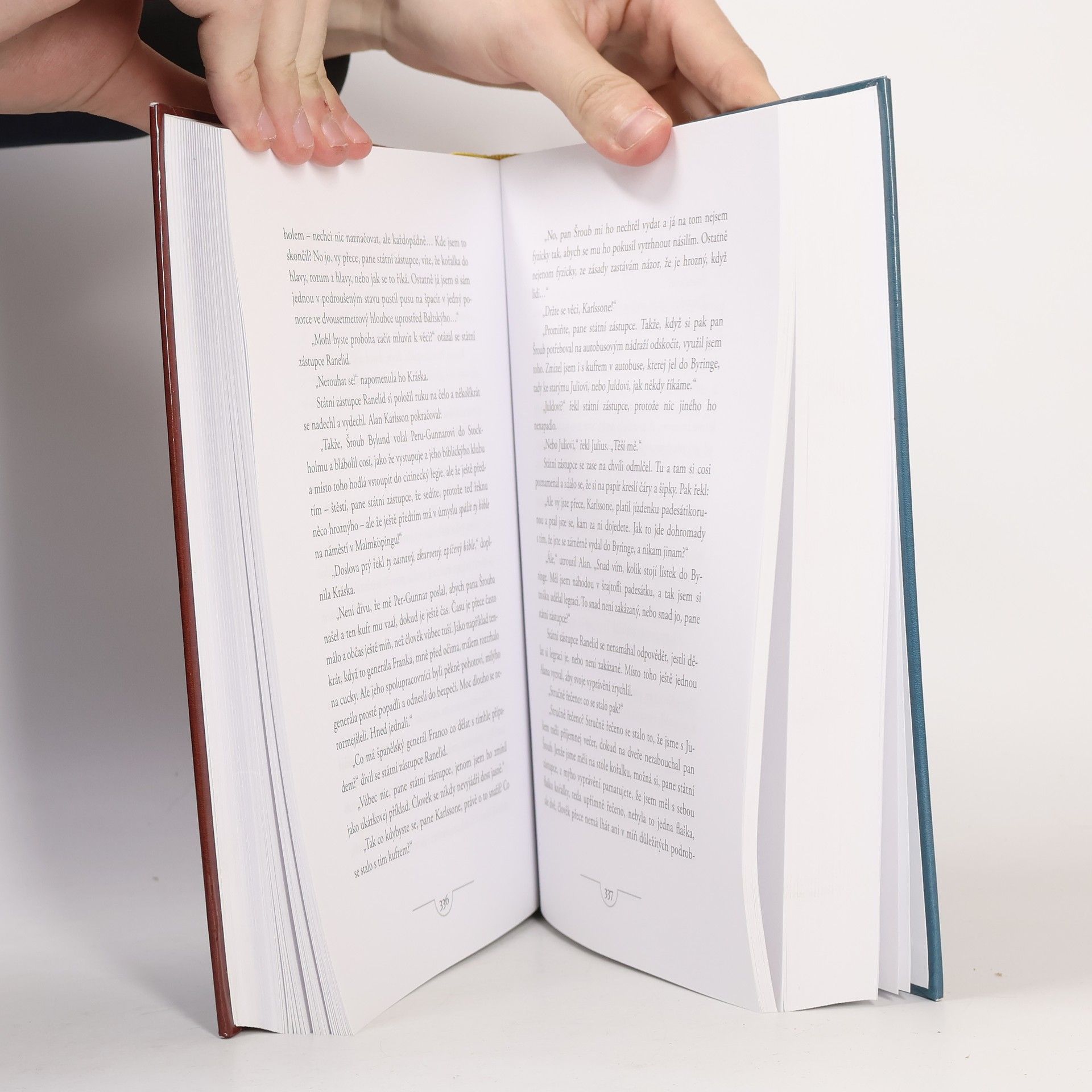 Jonas Jonasson Analfabetka, která uměla počítat ; Stoletý stařík, který vylezl z okna a zmizel