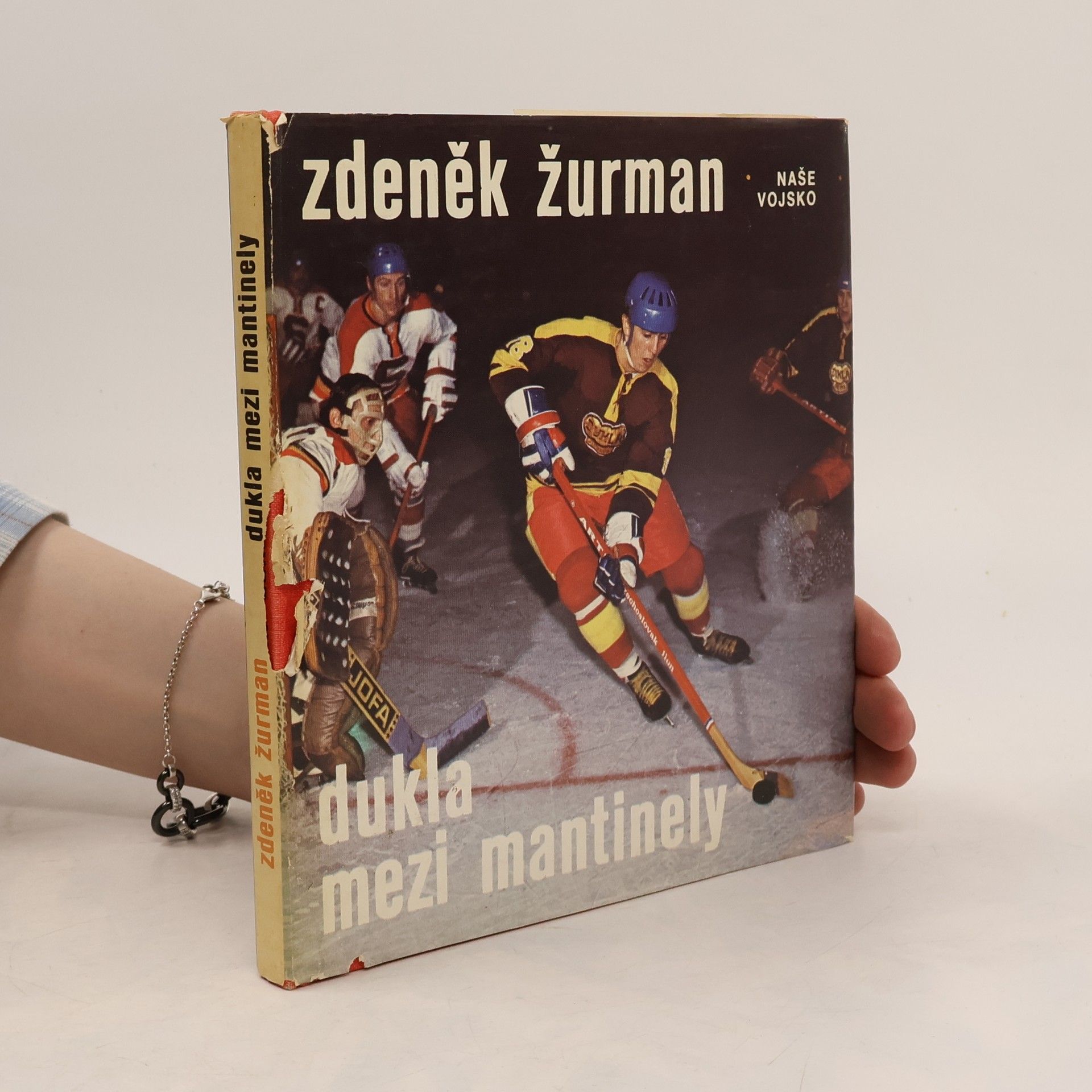 Dukla mezi mantinely