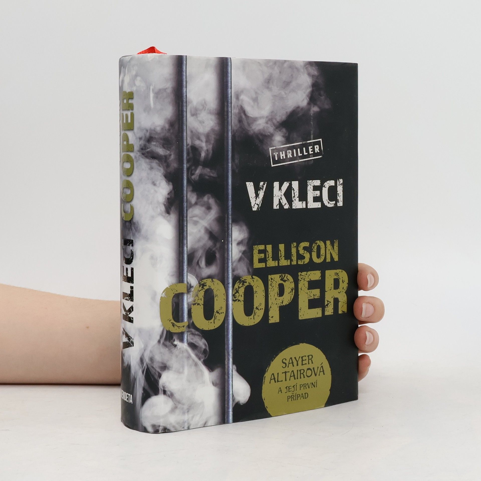 Ellison Cooper V kleci