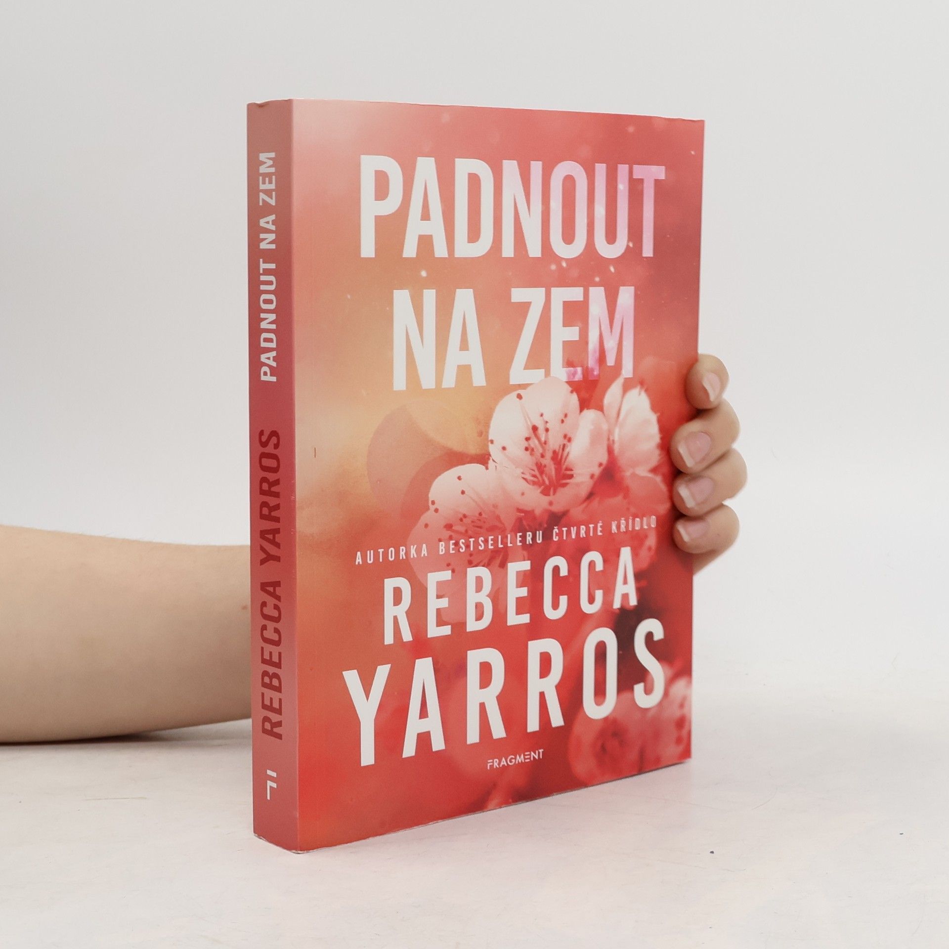 Rebecca Yarros Padnout na zem
