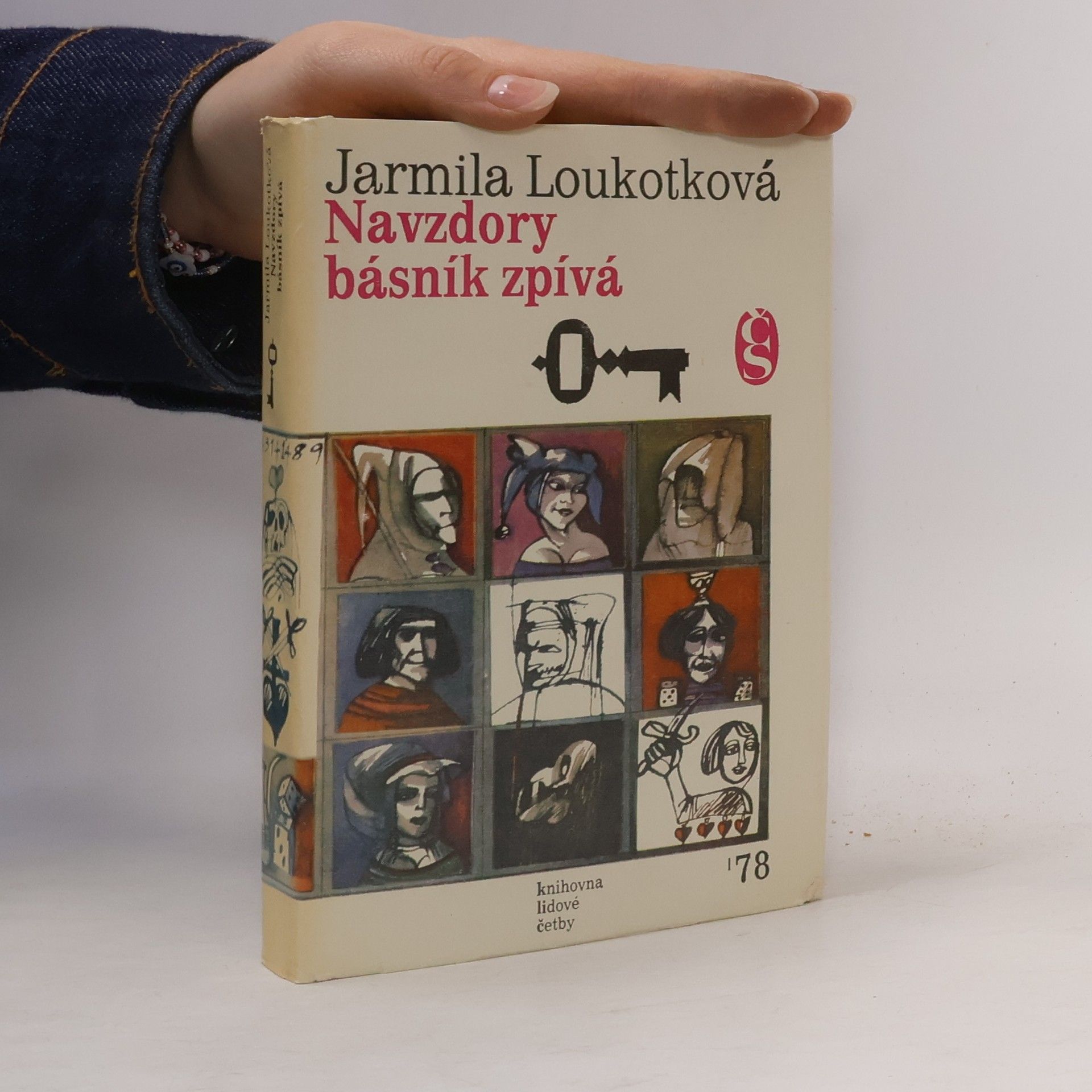 Jarmila Loukotková Navzdory básník zpívá