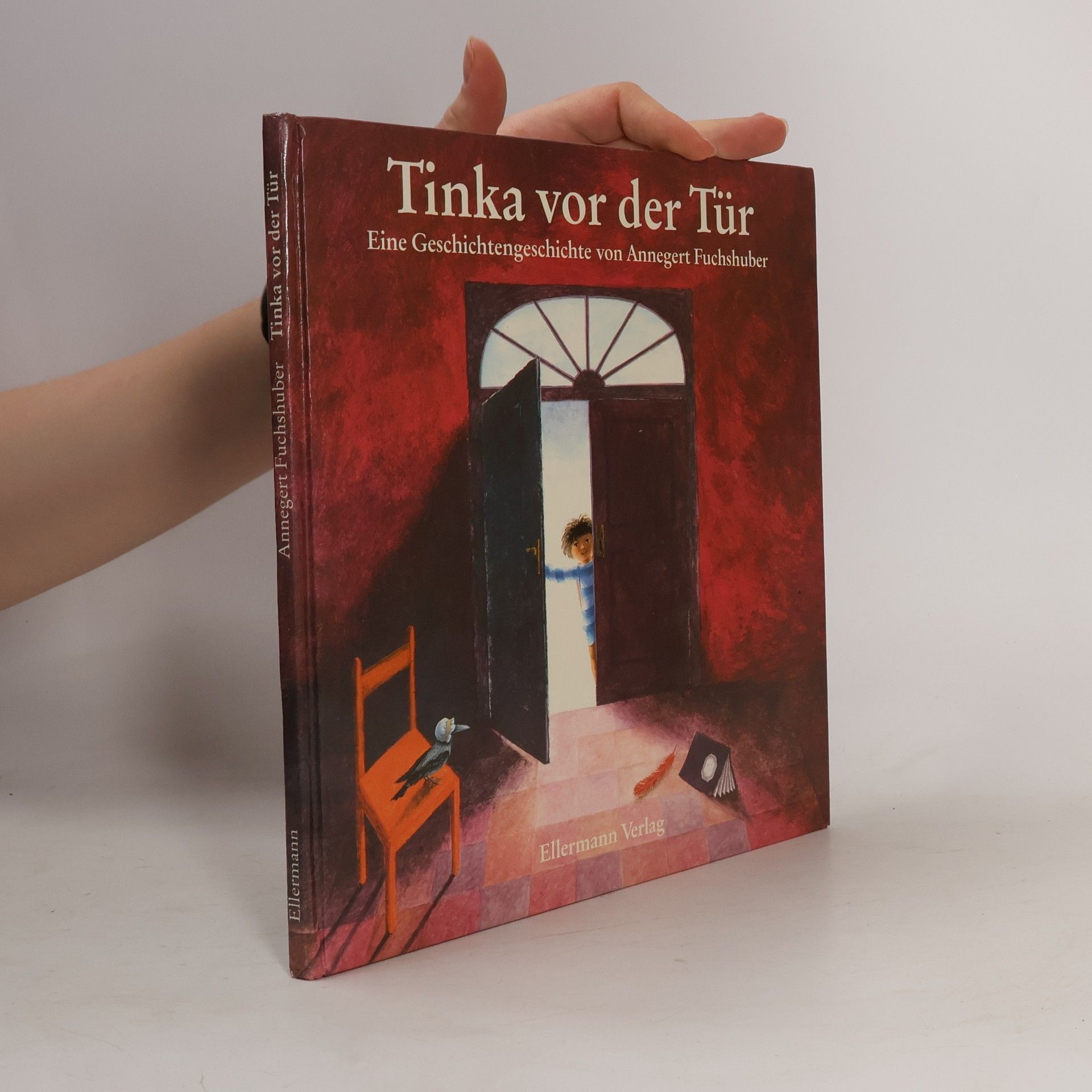 Annegret Fuchshuber Tinka vor der Tür
