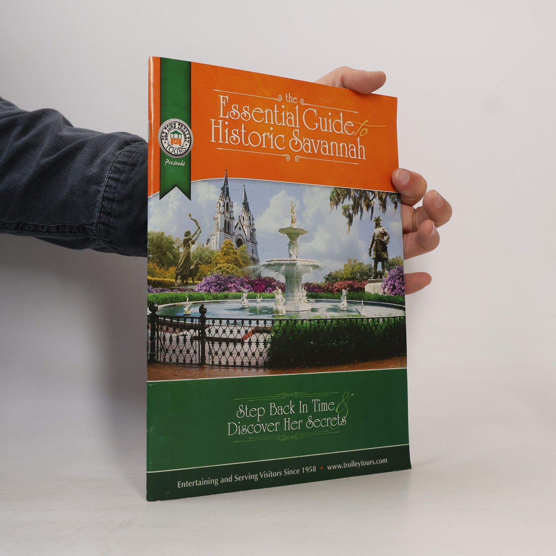 Coastal Books & Souvenirs Essential Guide to Historic Savannah