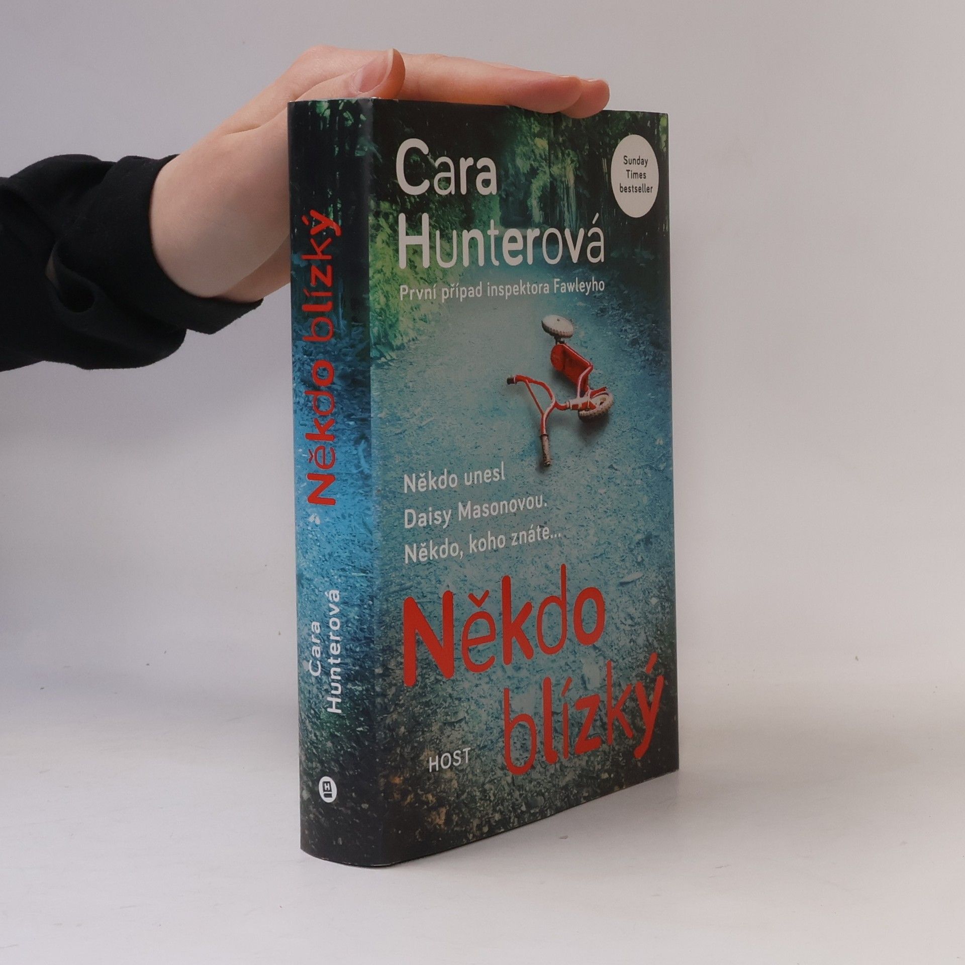 Cara Hunter Někdo blízký. První případ inspektora Fawleyho