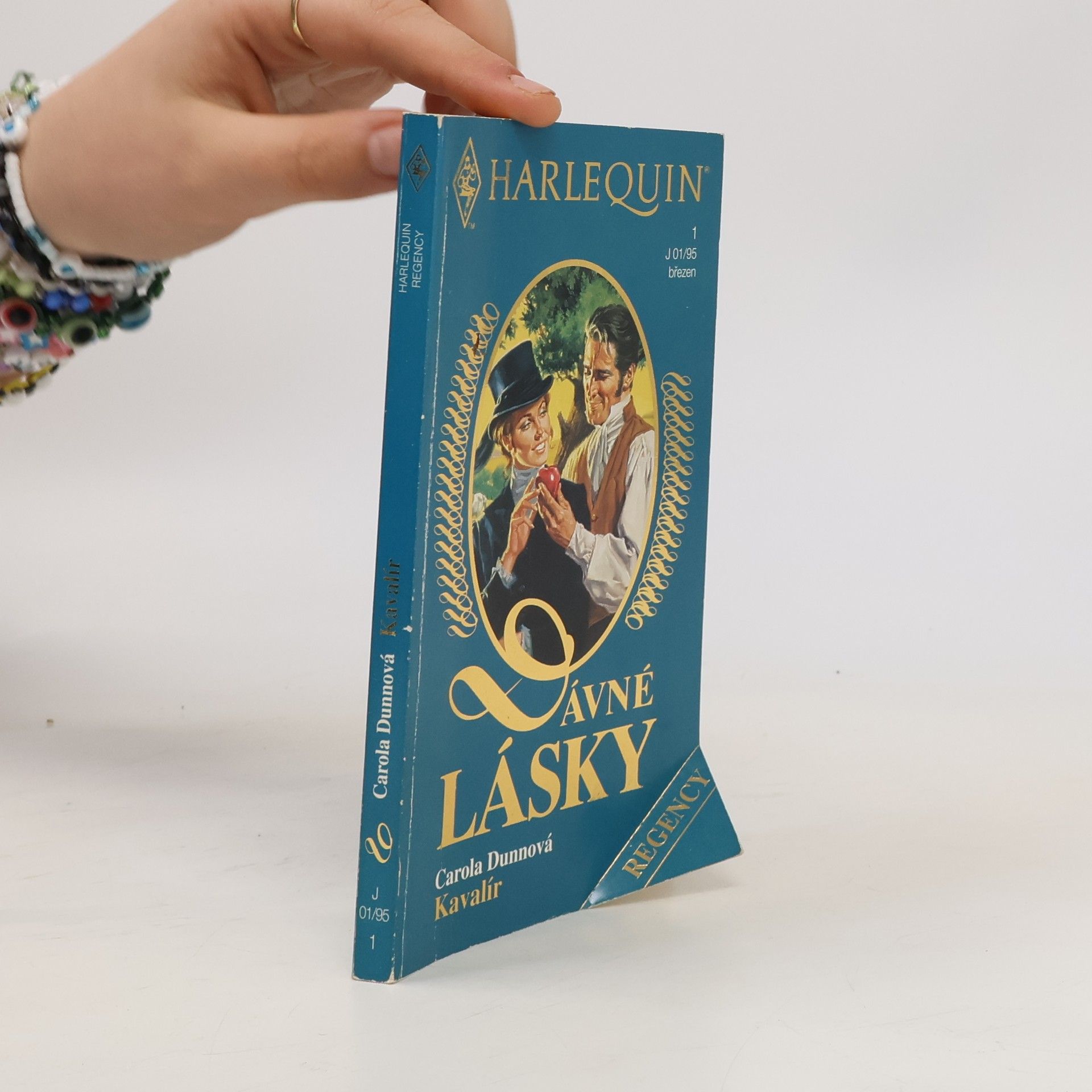 Carola Dunn Kavalír. Dávné lásky