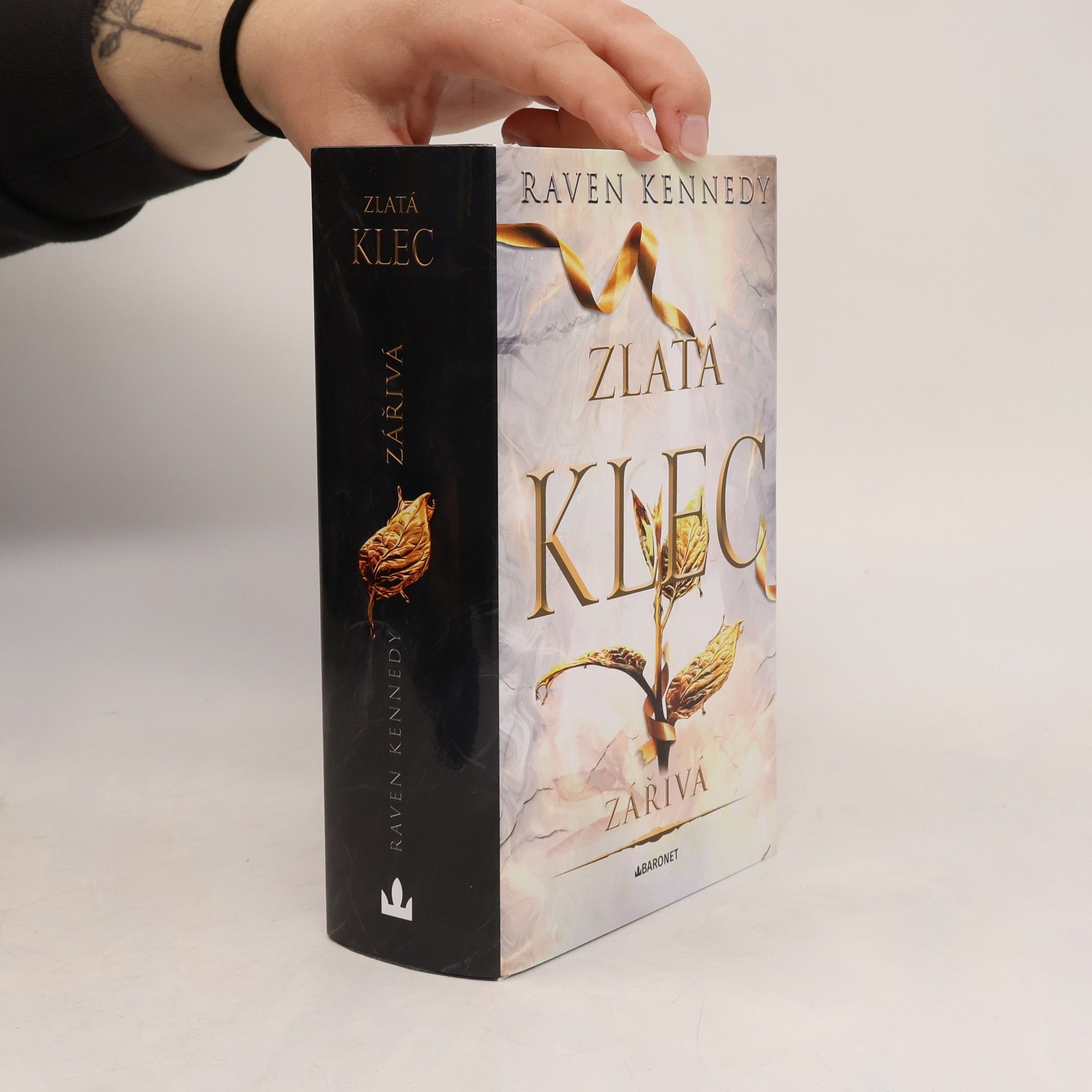 Raven Kennedy Zlatá klec. Zářivá
