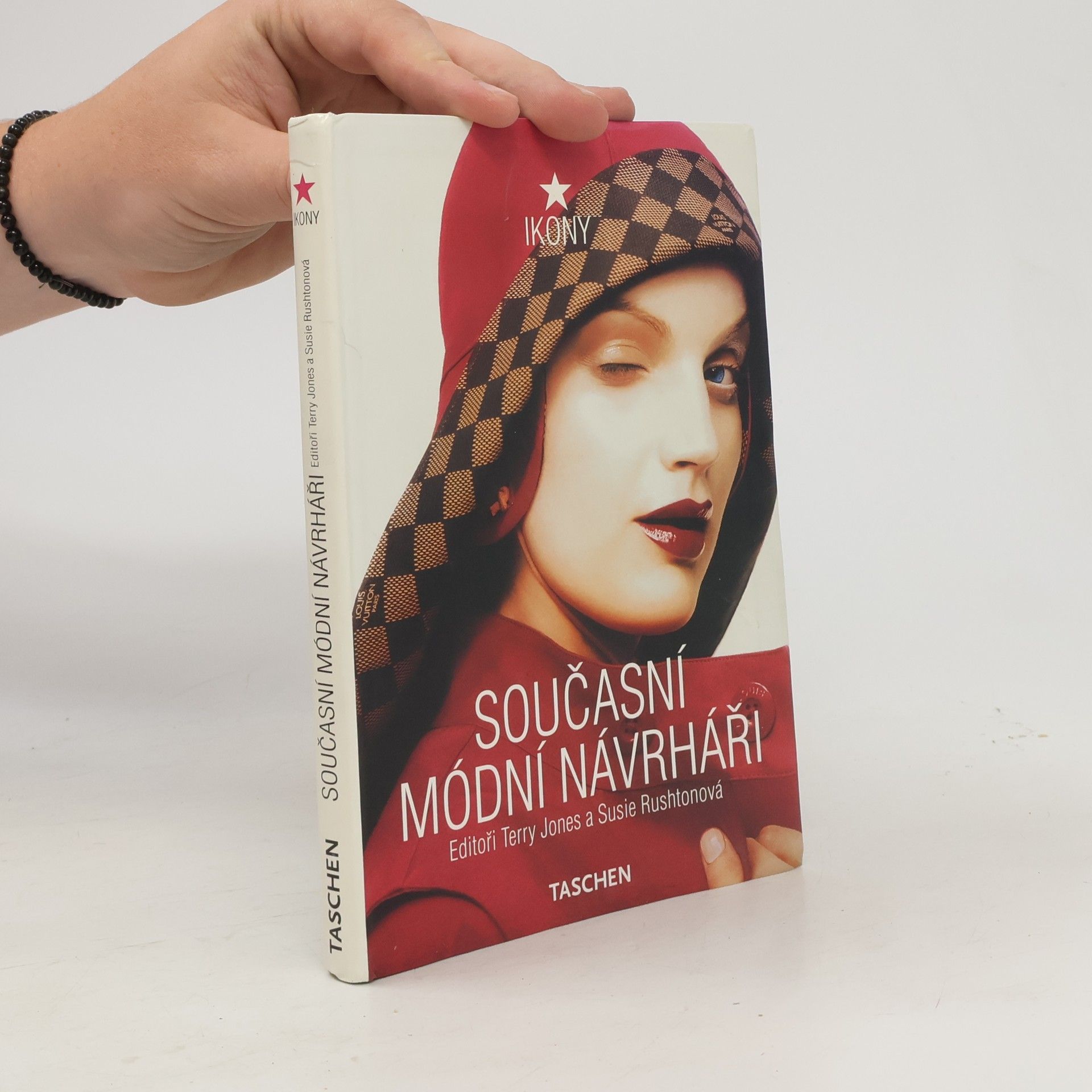 Současní módní návrháři