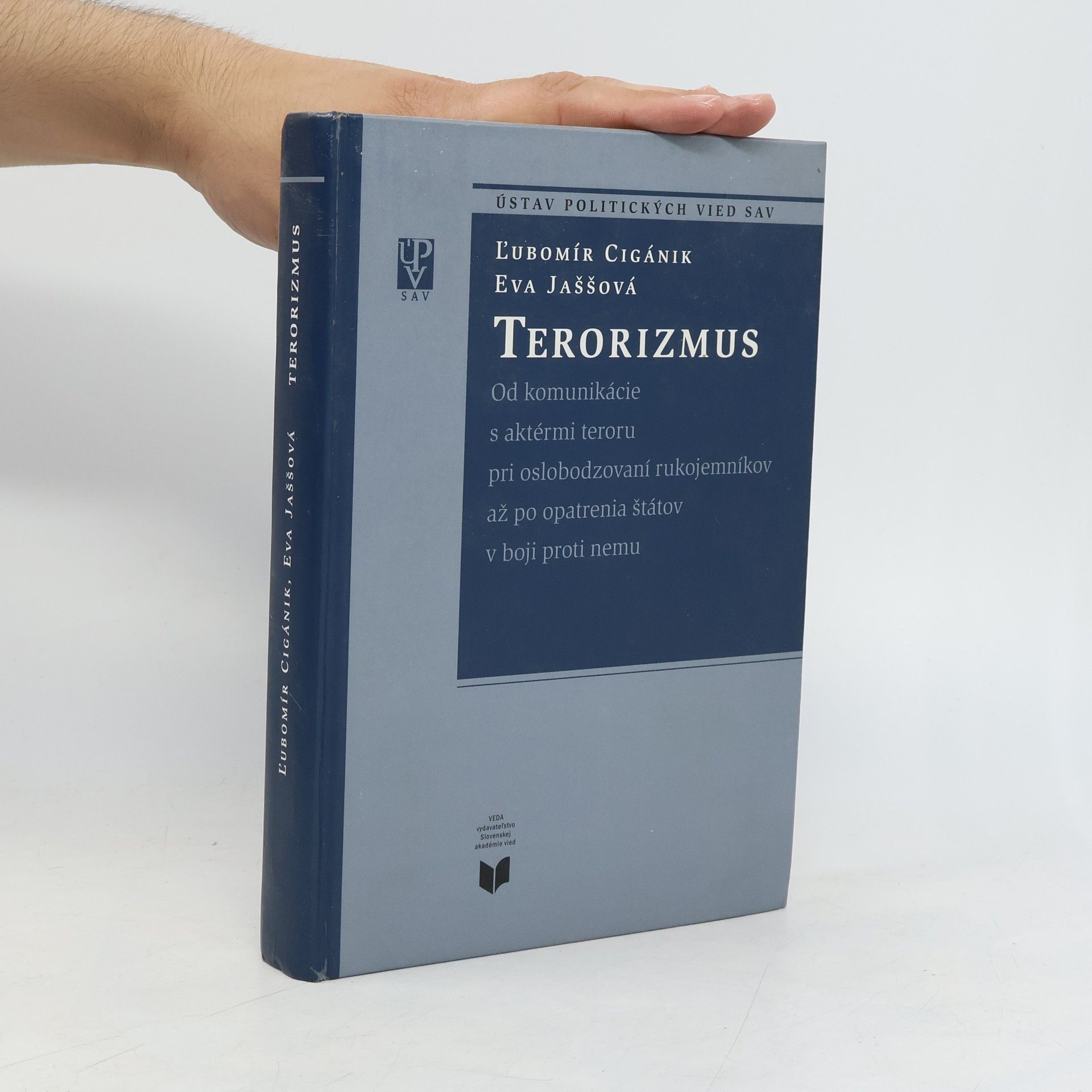 Ľubomír Cigánik Terorizmus : od komunikácie s aktérmi teroru pri oslobodzovaní rukojemníkov až po opatrenia štátov v boji proti nemu