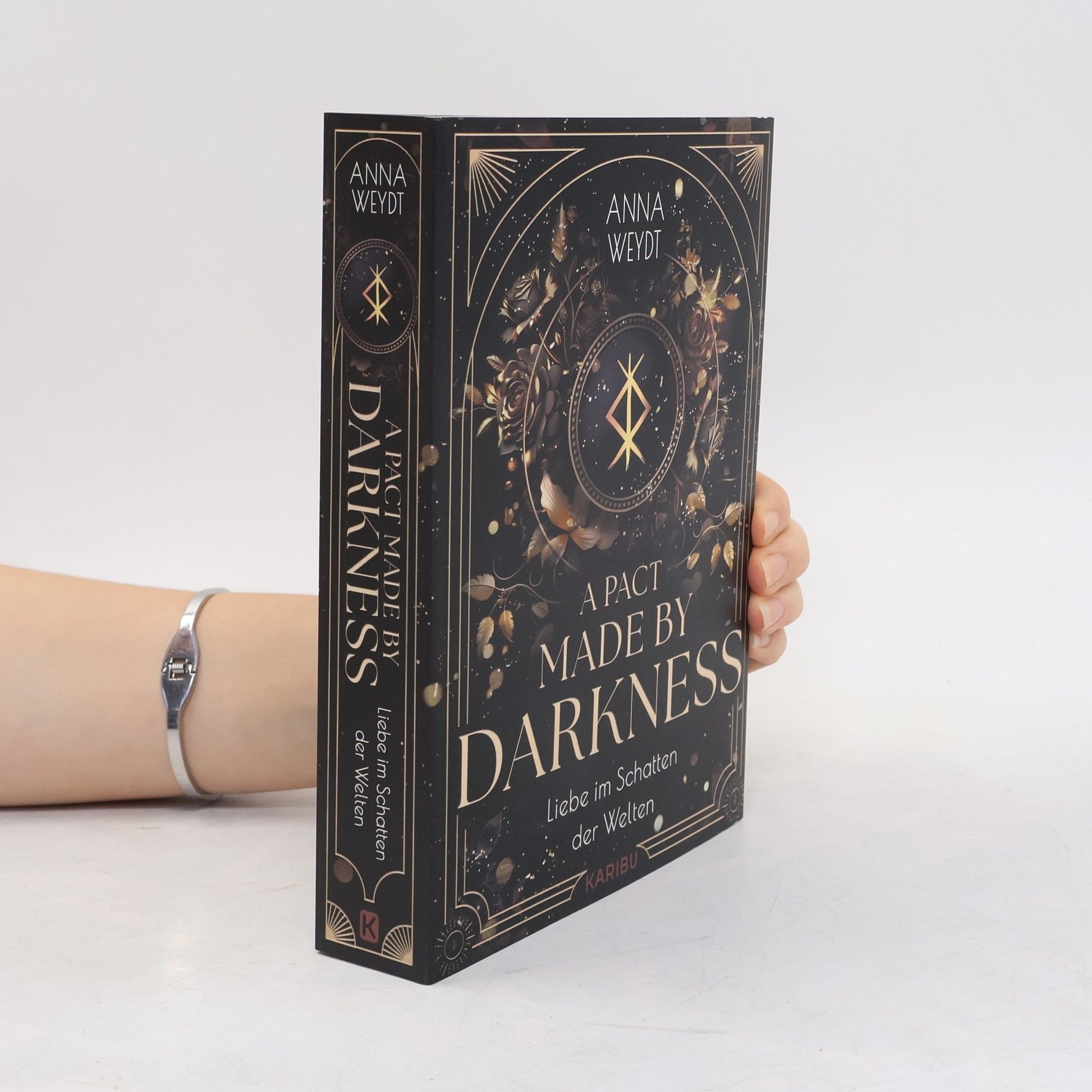 Anna Weydt A Pact Made by Darkness – Liebe im Schatten der Welten: Mit exklusivem Farbschnitt in der 1. Auflage