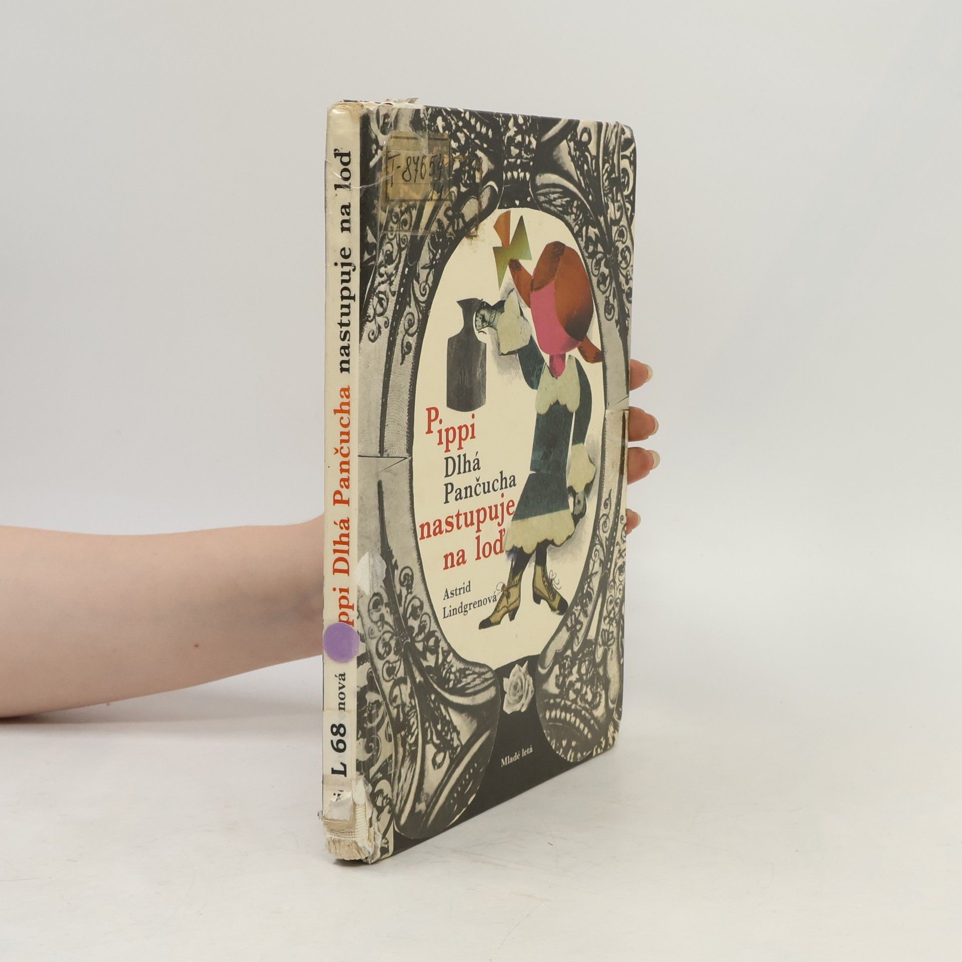 Astrid Lindgrenová Pippi Dlhá Pančucha nastupuje na loď