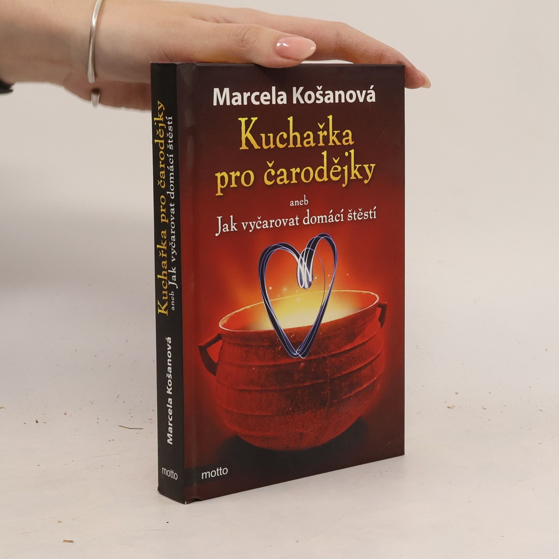 Marcela Košanová Kuchařka pro čarodějky, aneb, Jak vyčarovat domácí štěstí