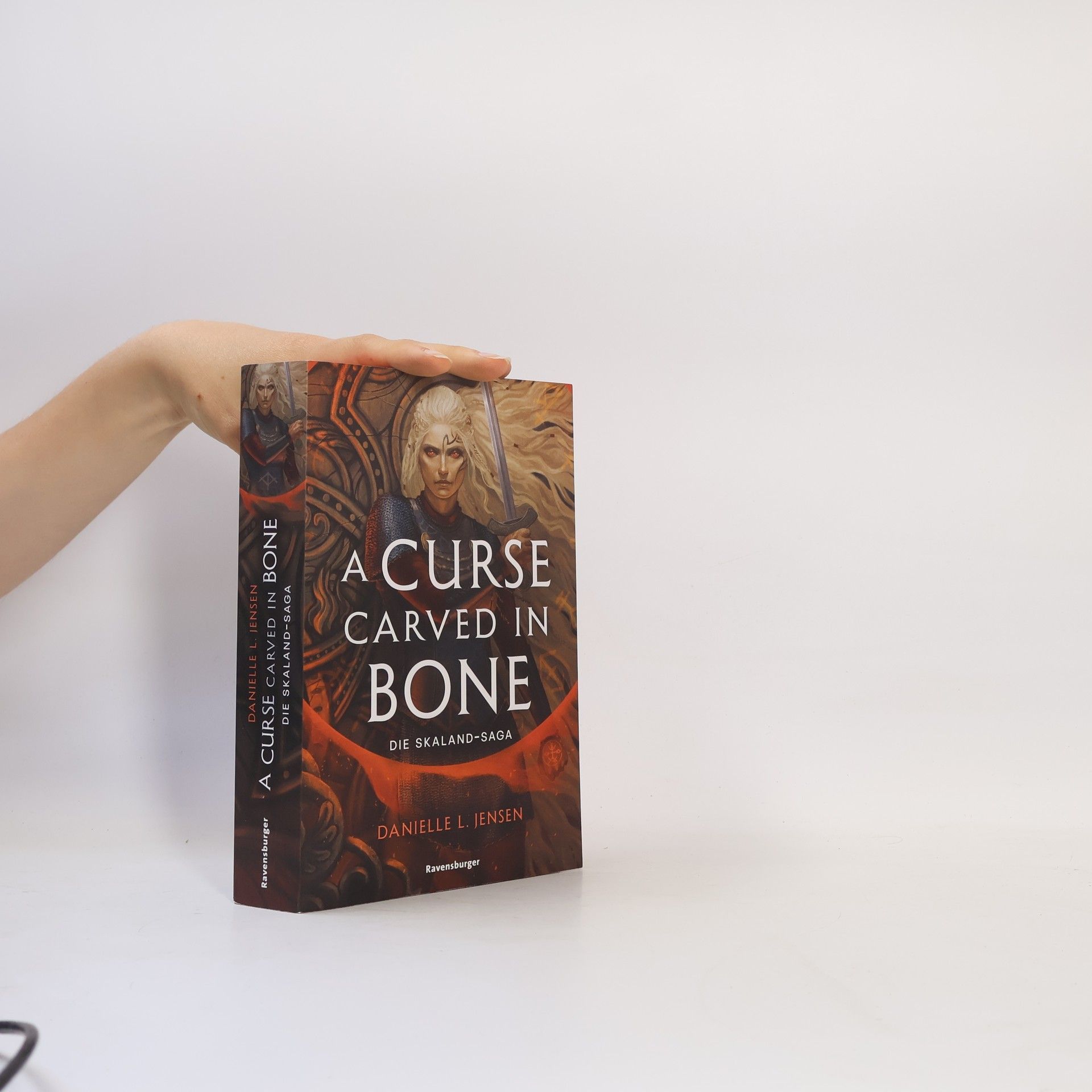 Danielle L. Jensen Die Skaland-Saga - 2: A Curse Carved in Bone - Limitierte Auflage mit Farbschnitt