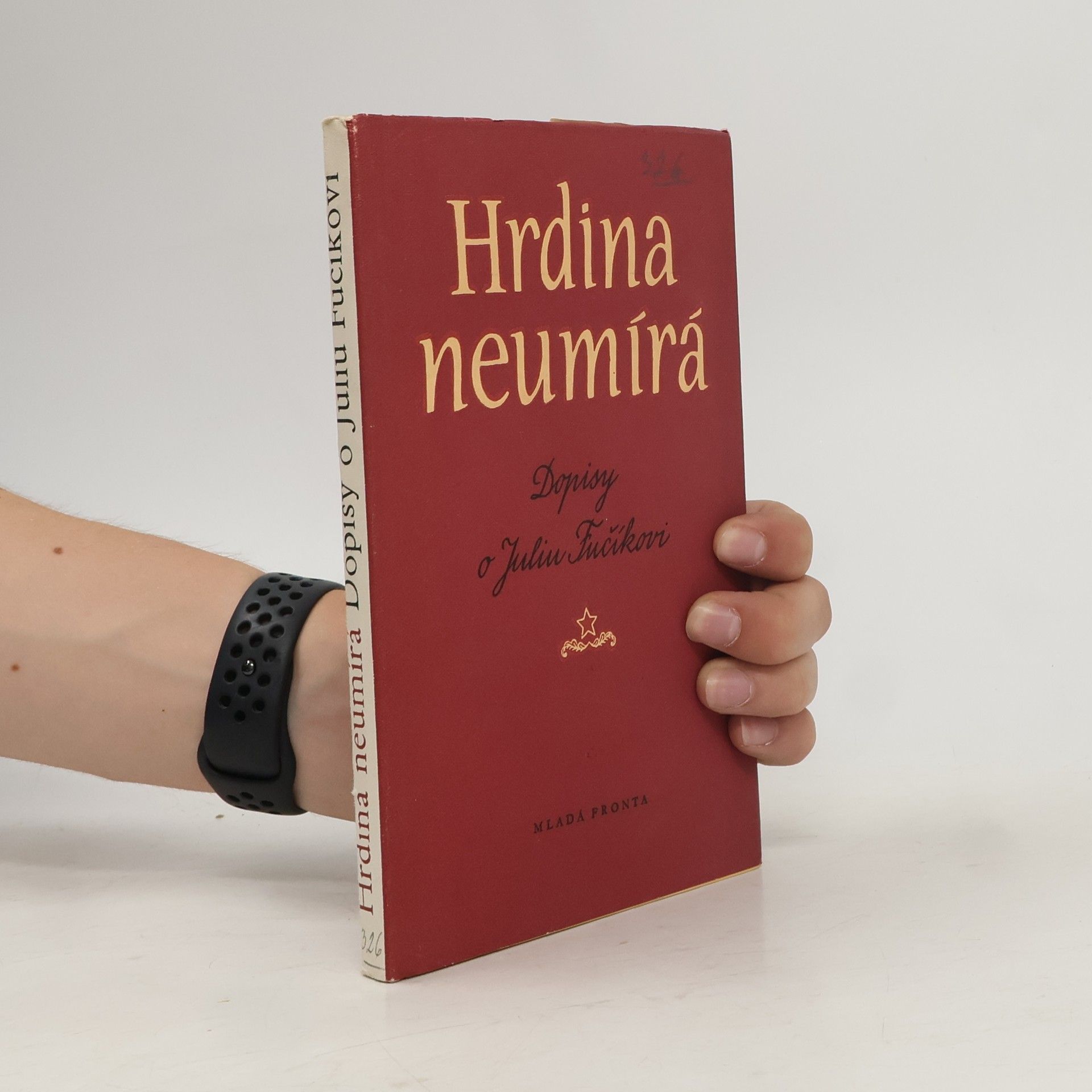 Autorenkollektiv Hrdina neumírá. Dopisy o Juliu Fučíkovi