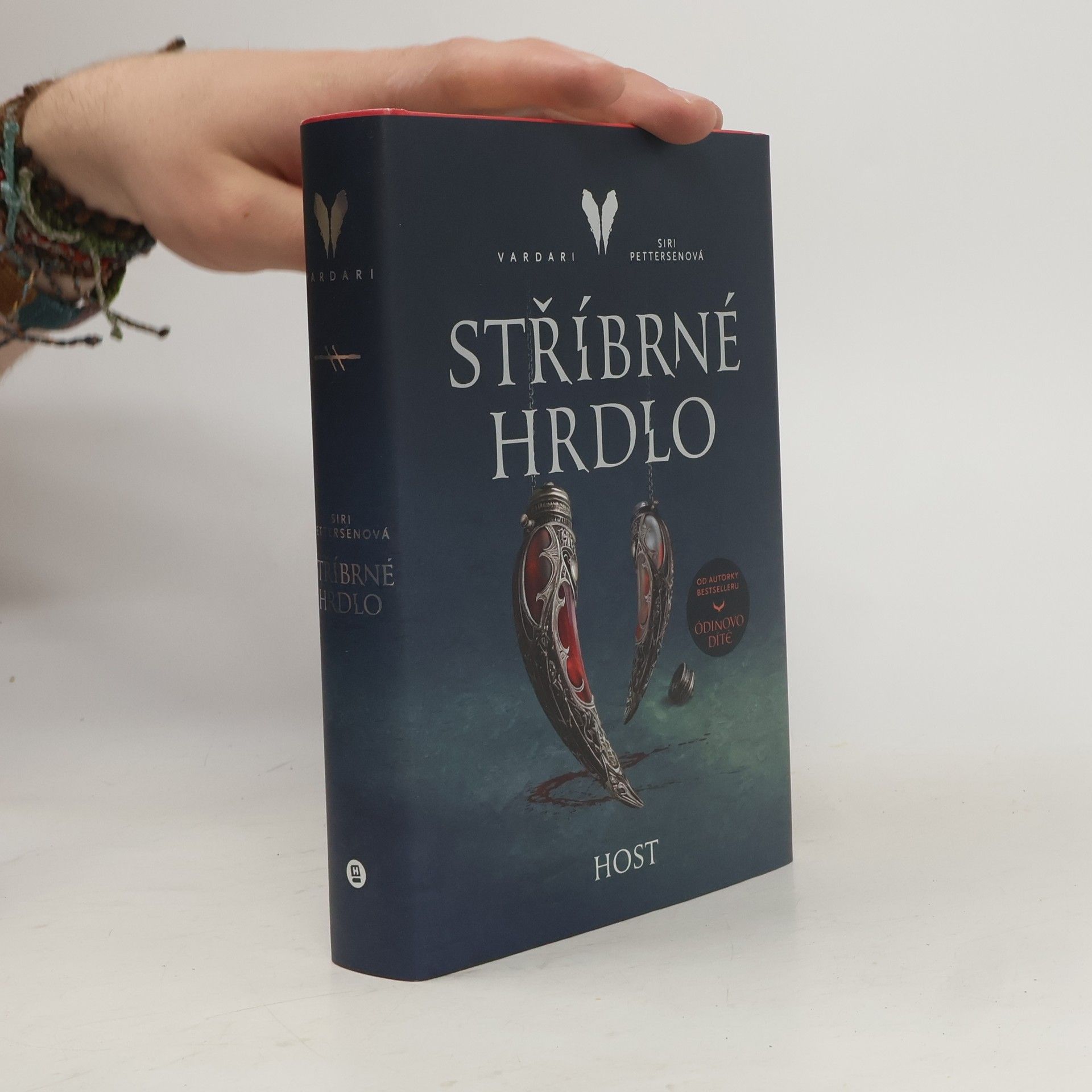 Siri Pettersen Vardari. Stříbrné hrdlo
