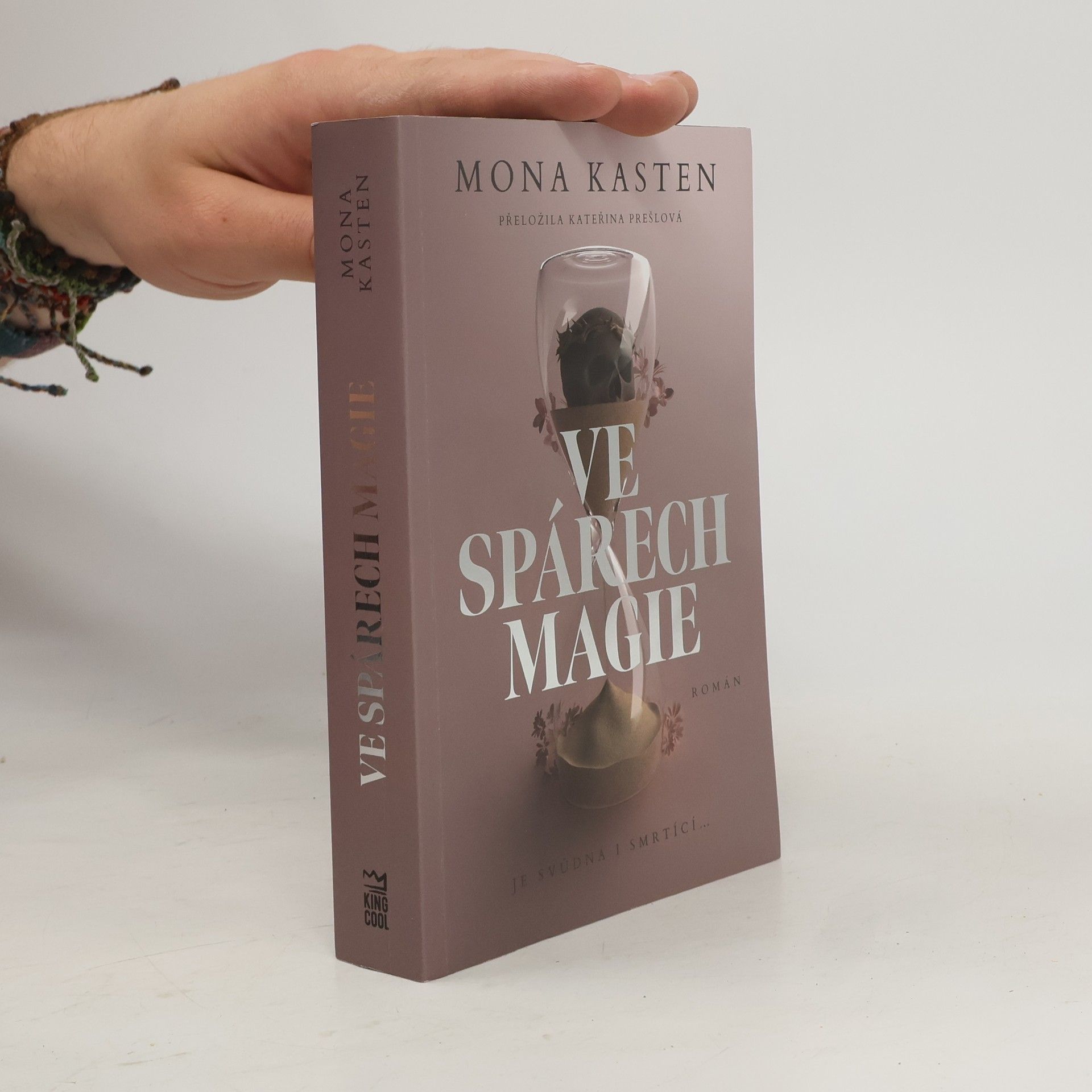 Mona Kasten Ve spárech magie