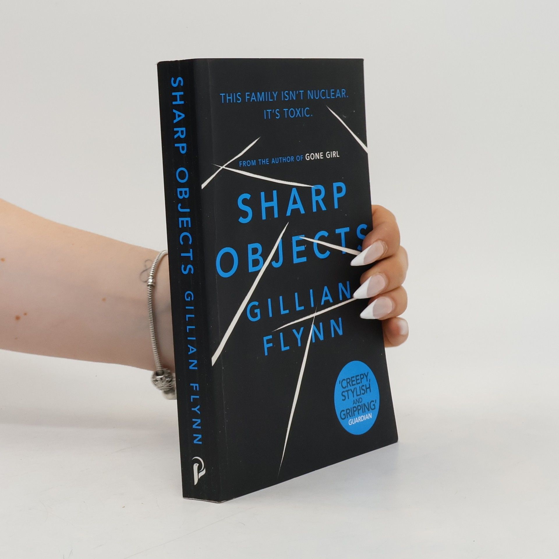 Gillian Flynn Sharp objects
