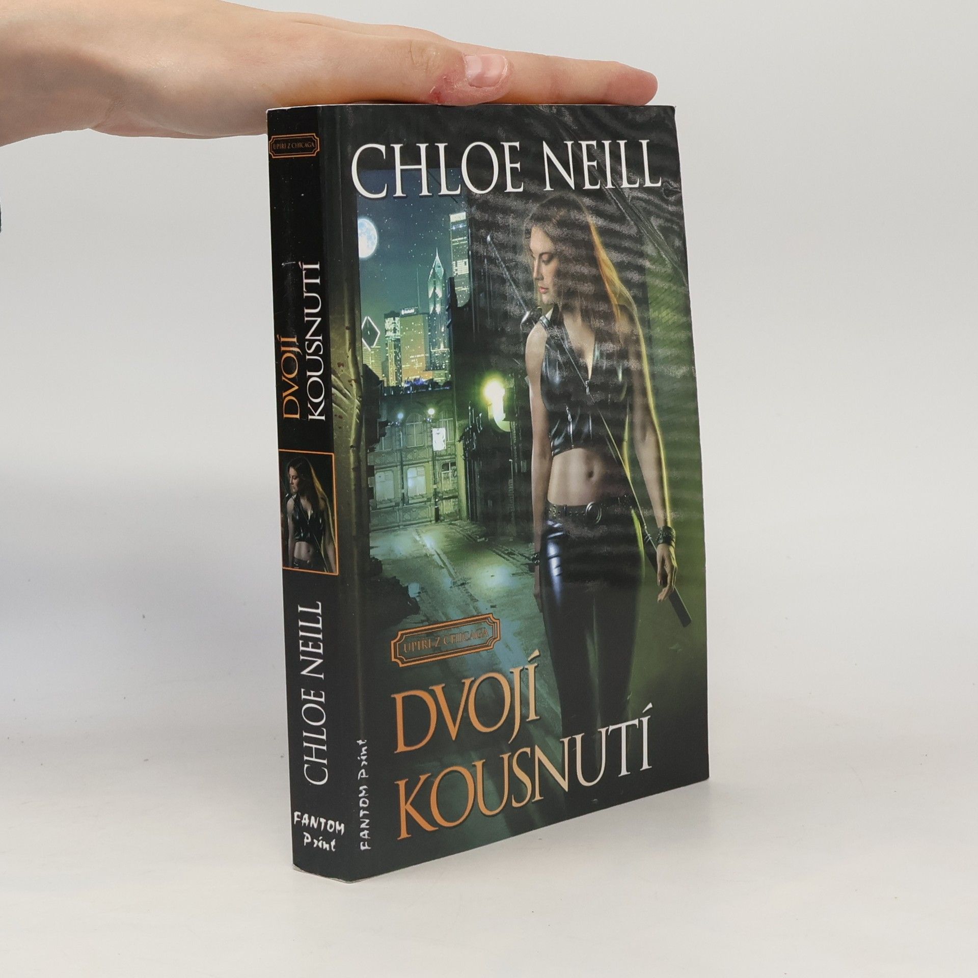 Chloe Neill Dvojí kousnutí. Upíři z Chicaga 3