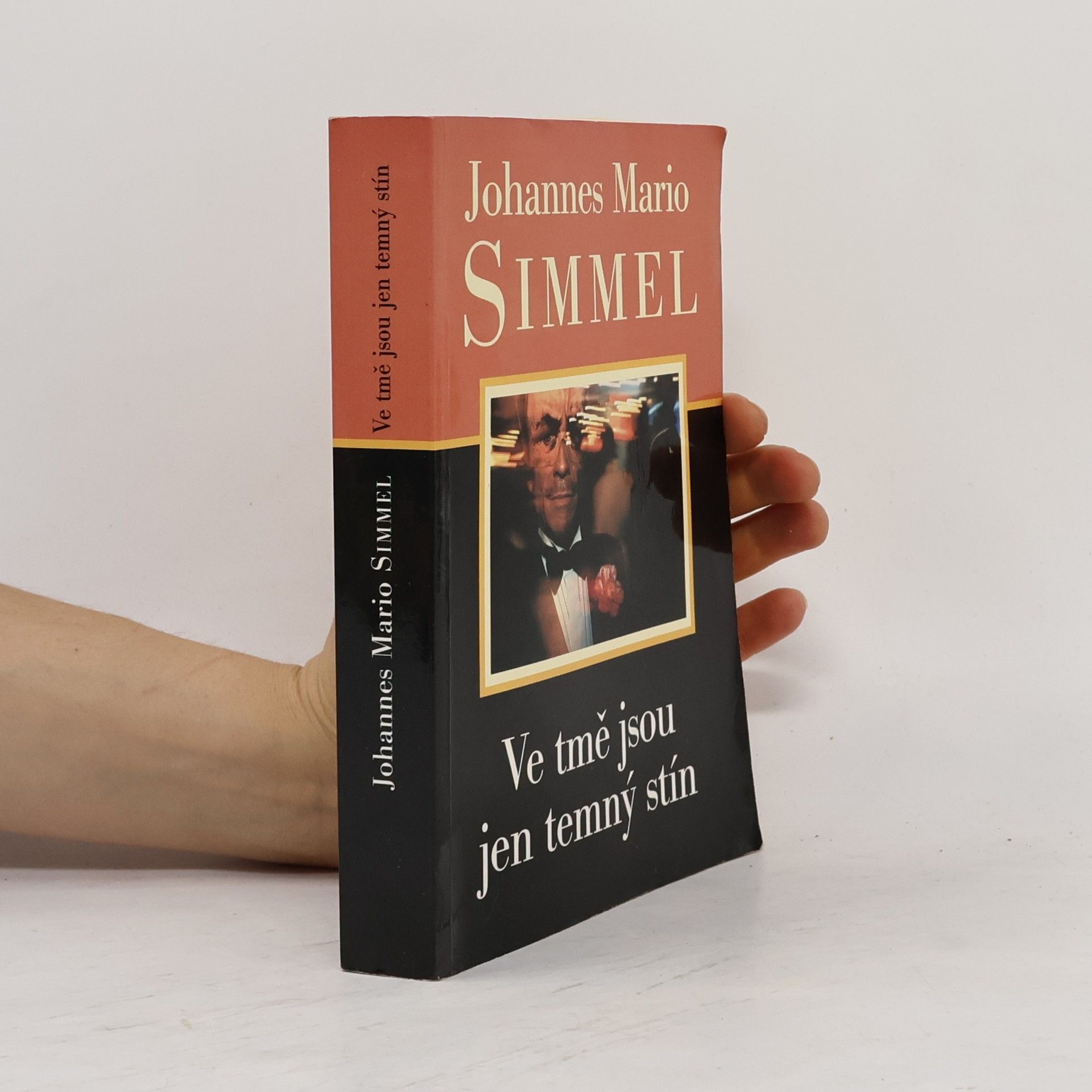 Johannes Mario Simmel Ve tmě jsou jen temný stín
