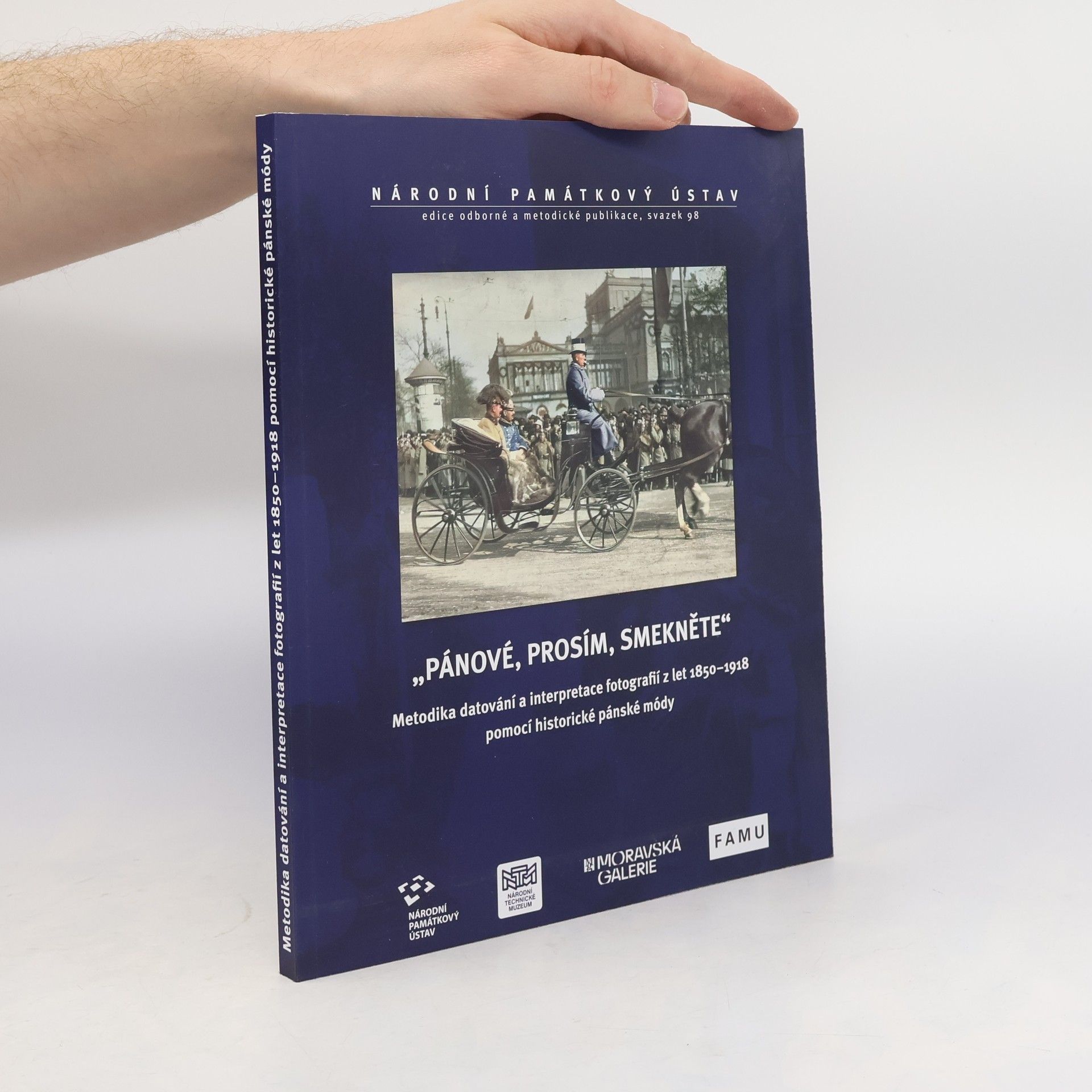 Radek Polách „Pánové, prosím, smekněte“. Metodika datování a interpretace fotografií z let 1850–1918 pomocí historické pánské módy Radek Polách
