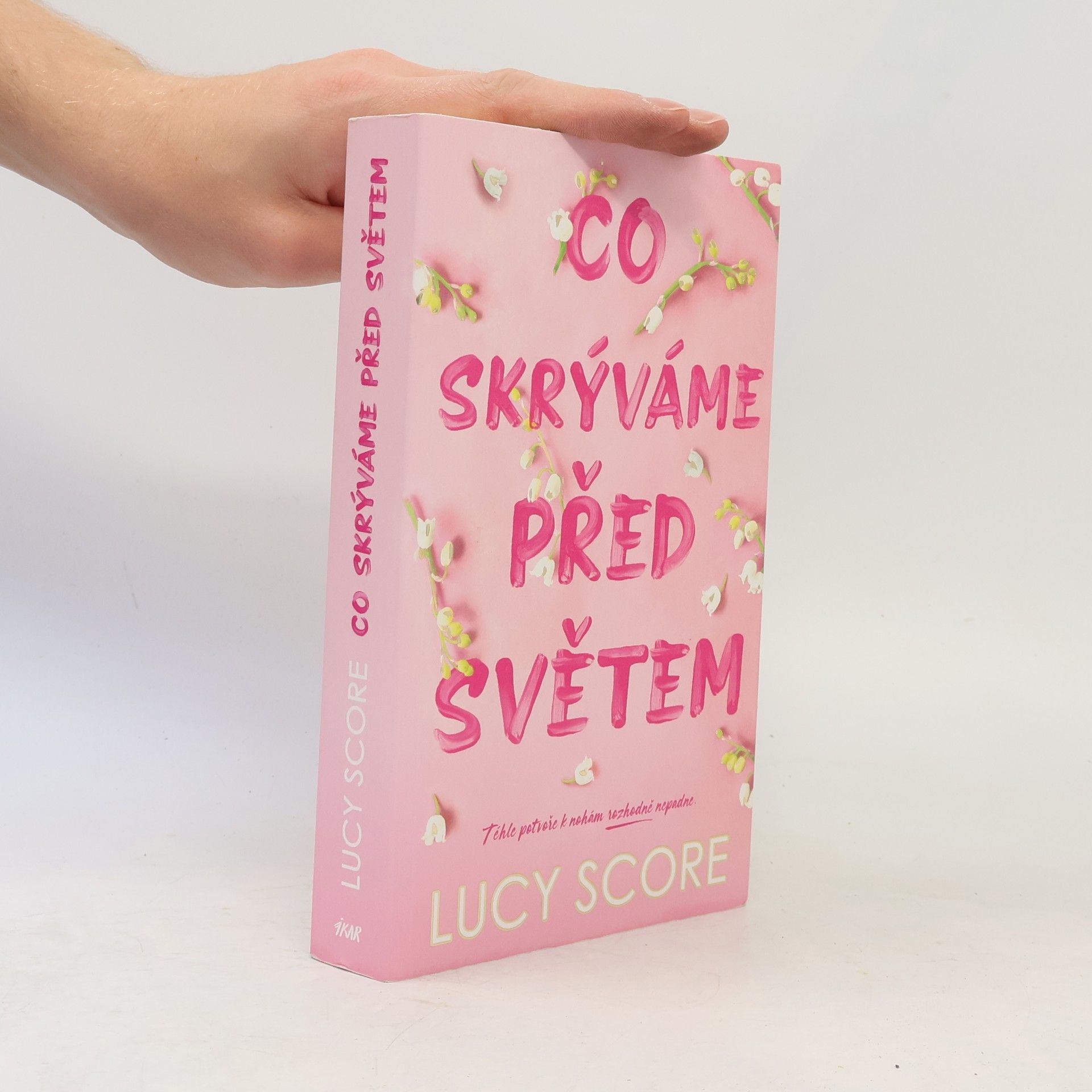 Lucy Score Co skrýváme před světem