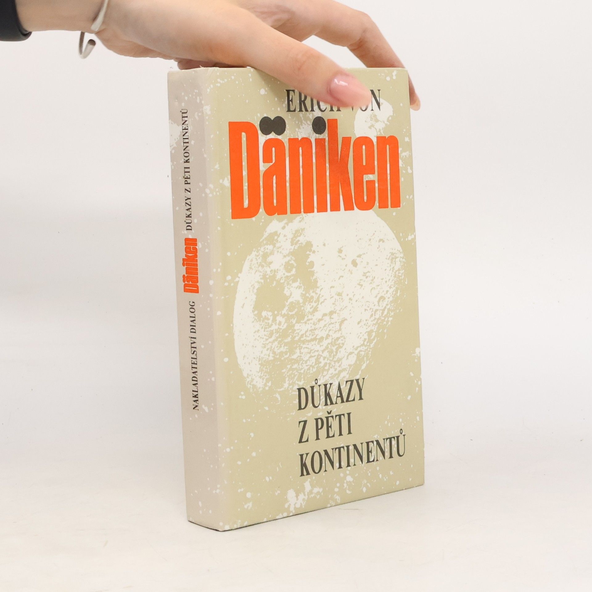 Erich von Däniken Důkazy z pěti kontinentů