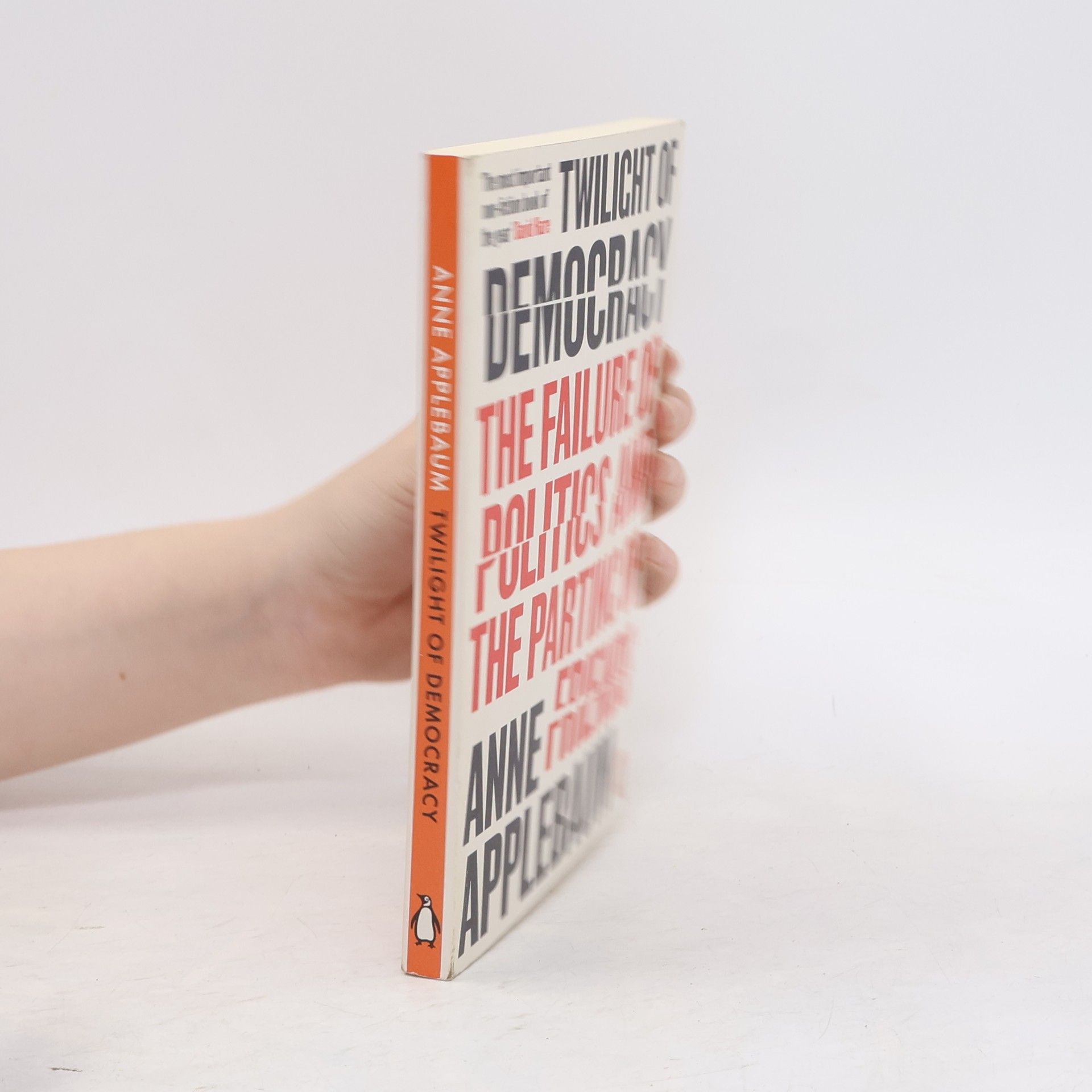 Anne Applebaum Twilight of democracy : the failure of politics and the parting of friends