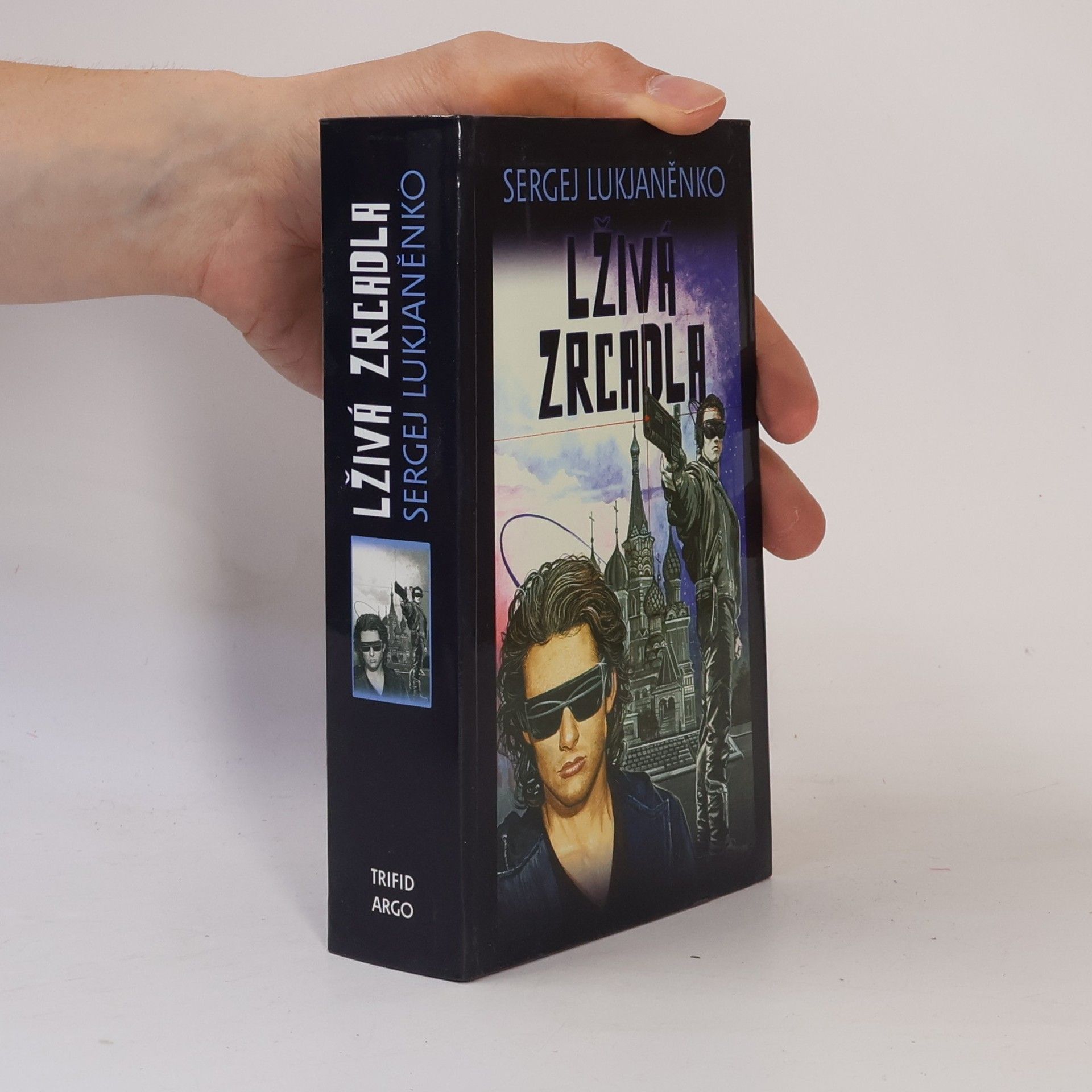 Sergej Lukjaněnko Lživá zrcadla. Průzračné vitráže