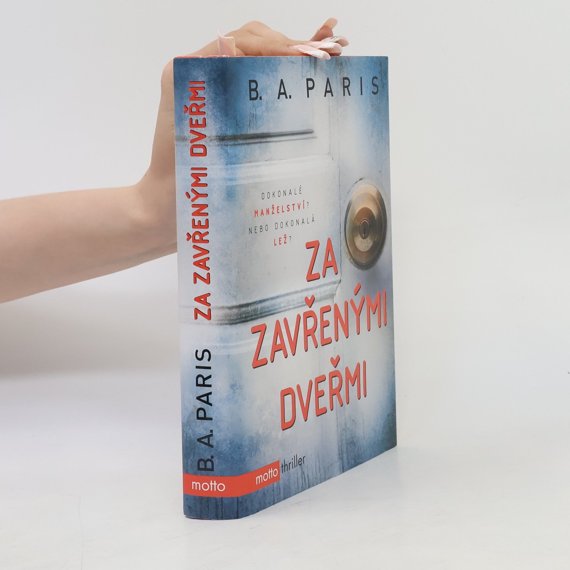 B. A. Paris Za zavřenými dveřmi