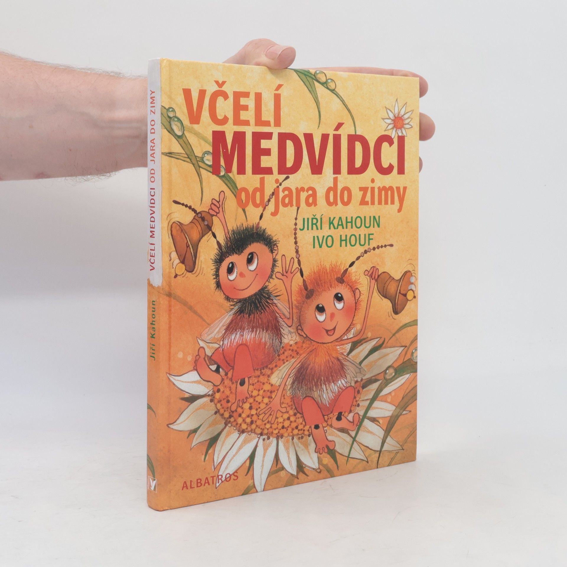 Včelí medvídci od jara do zimy