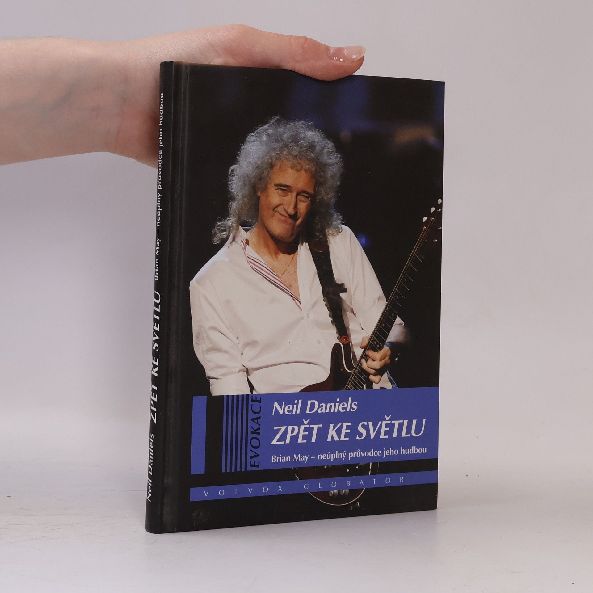 Neil Daniels Zpět ke světlu : Brian May – neúplný průvodce jeho hudbou