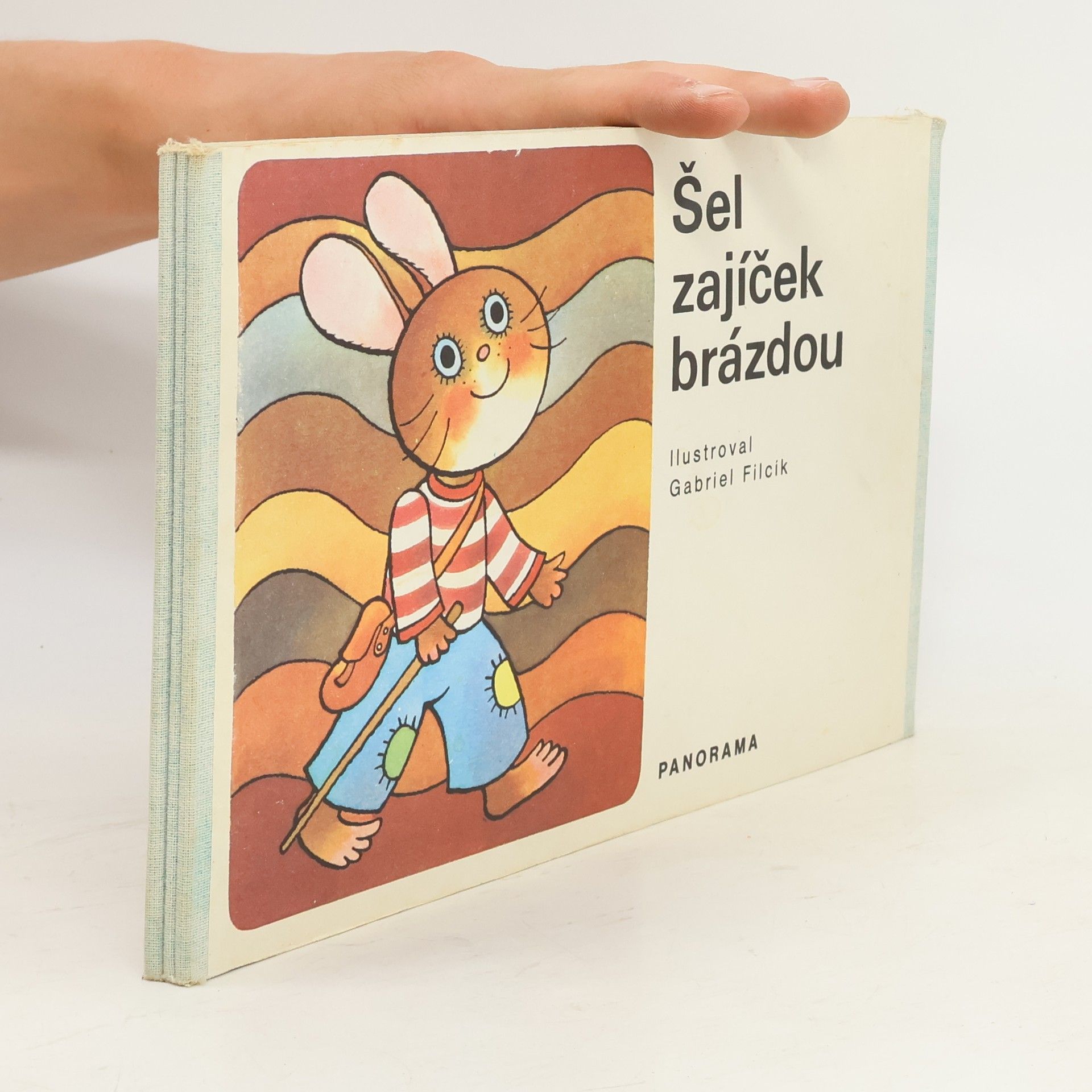 Šel zajíček brázdou