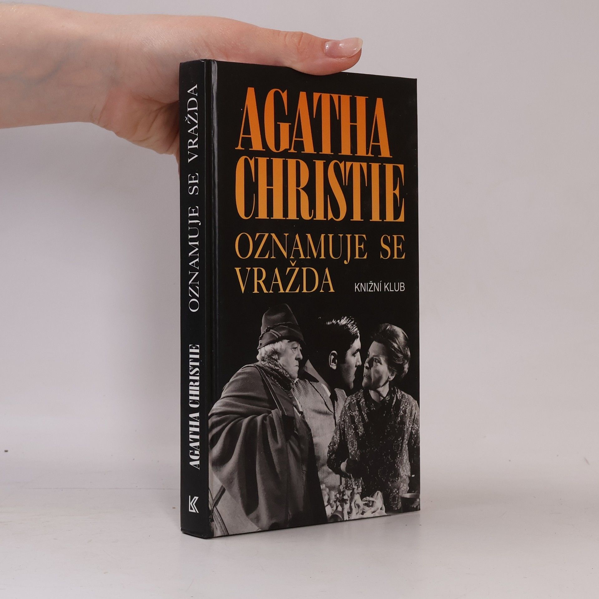 Agatha Christie Oznamuje se vražda