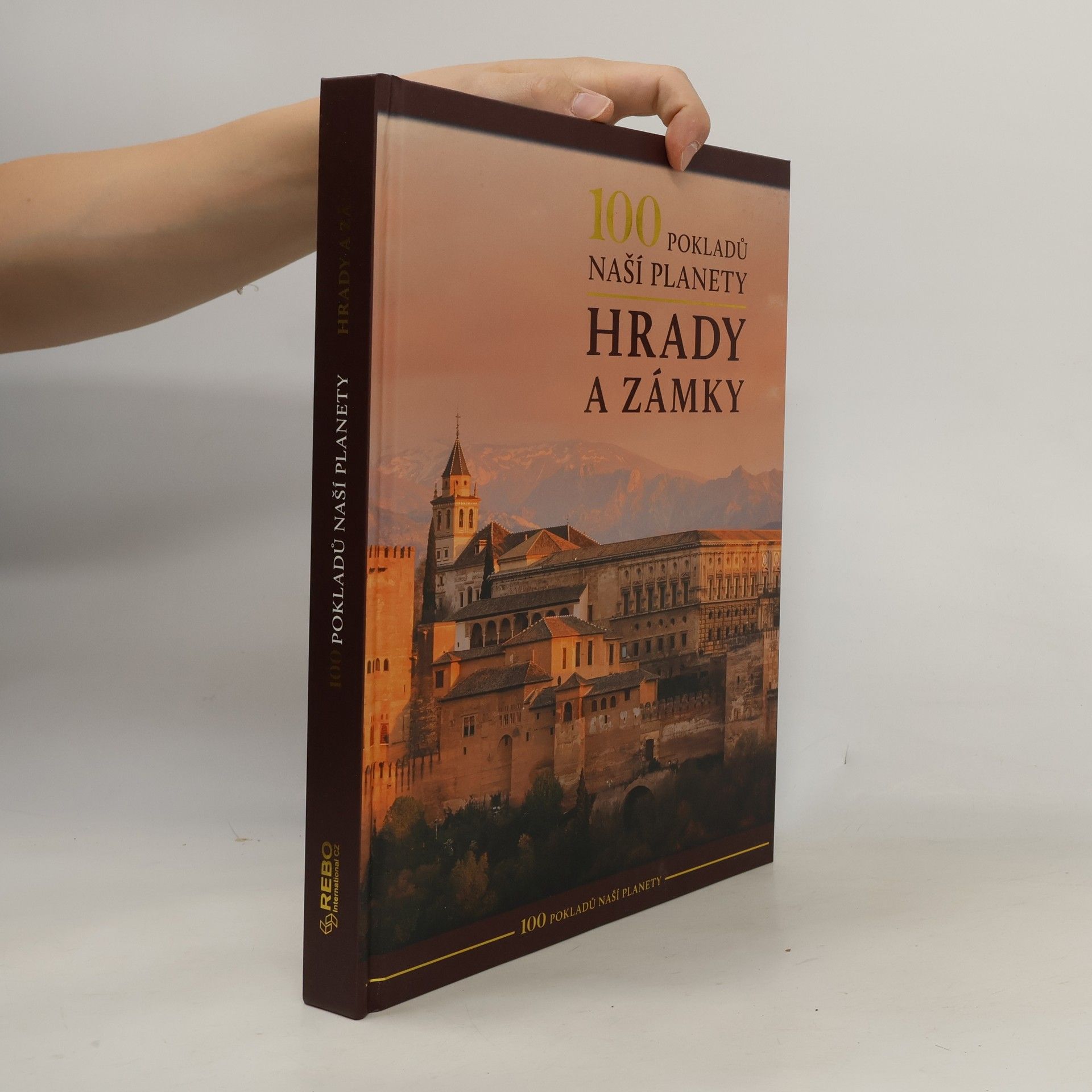 AA.VV. 100 pokladů naší planety. Hrady a zámky