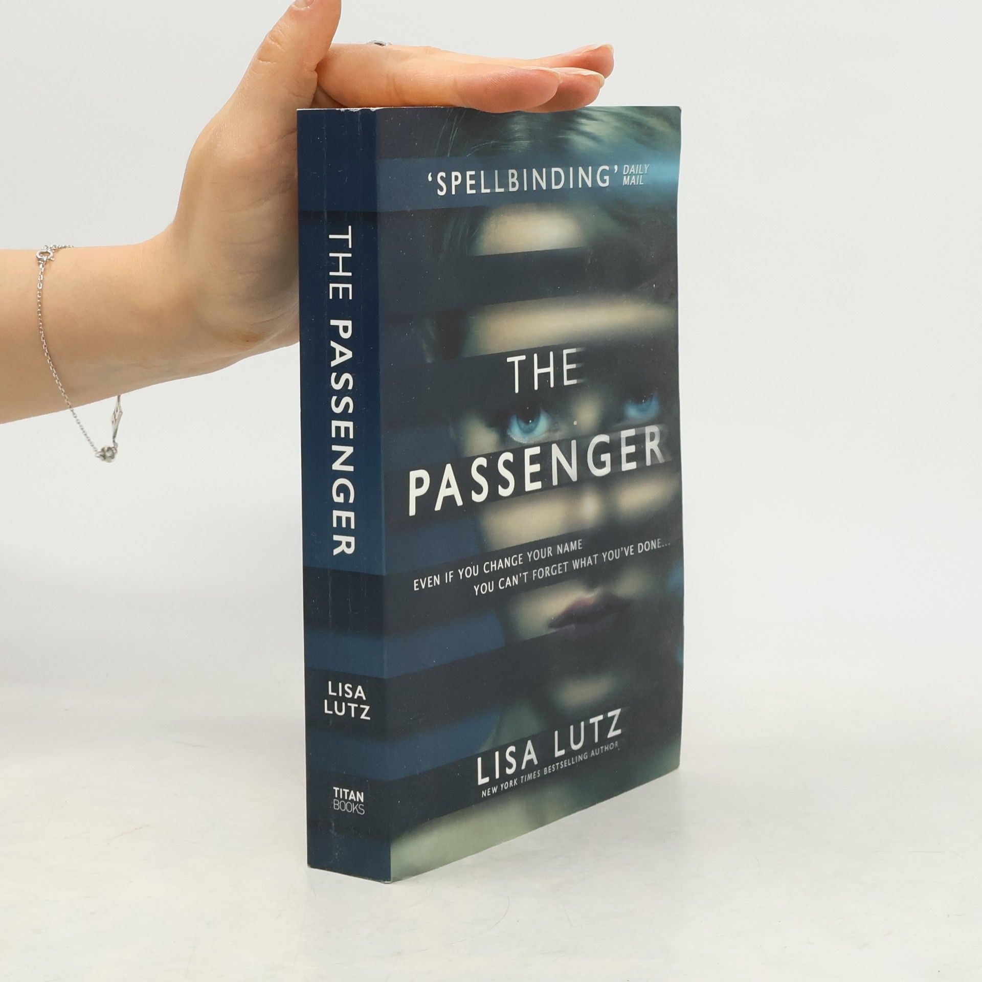 Lisa Lutz The Passenger