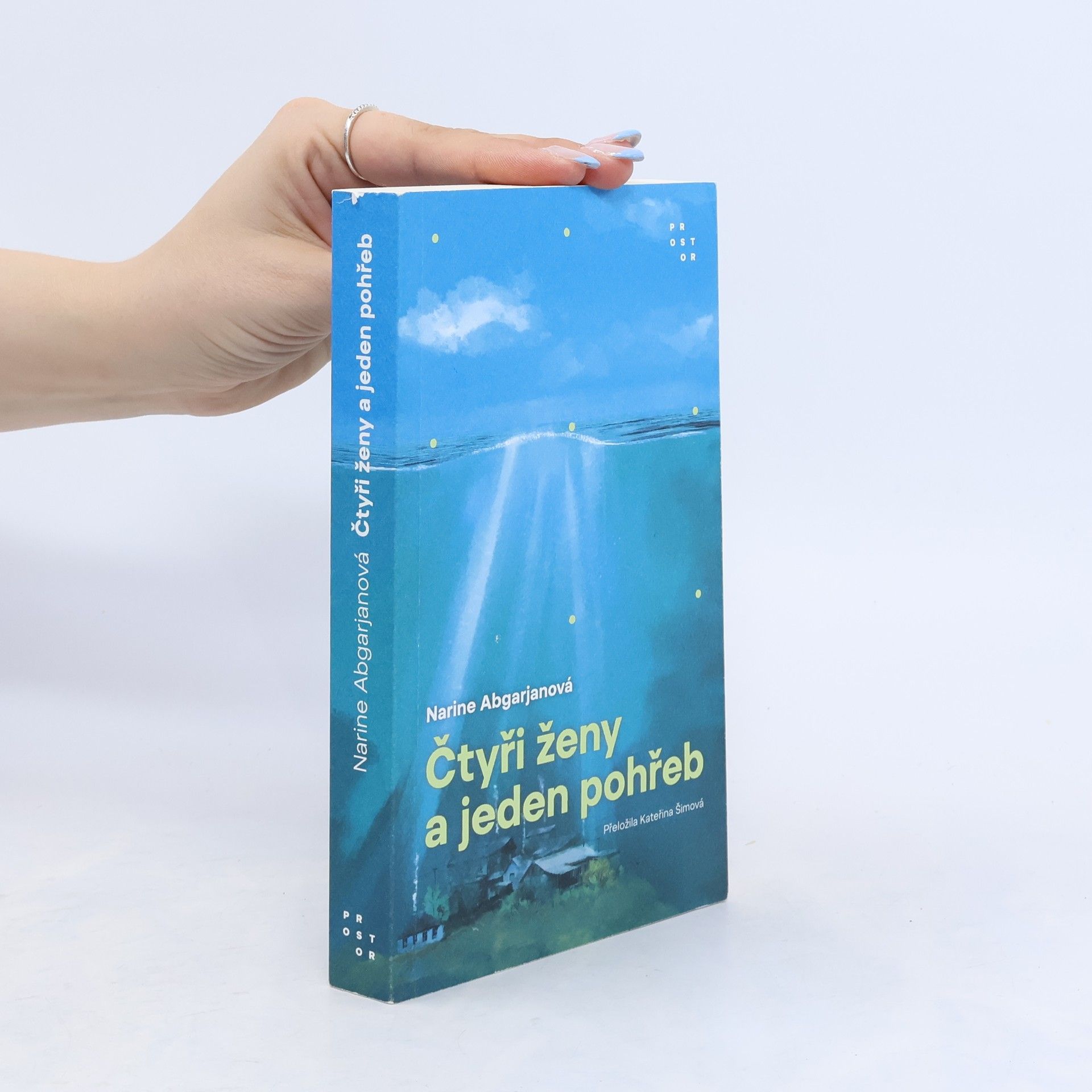 Narinè Abgarjan Čtyři ženy a jeden pohřeb